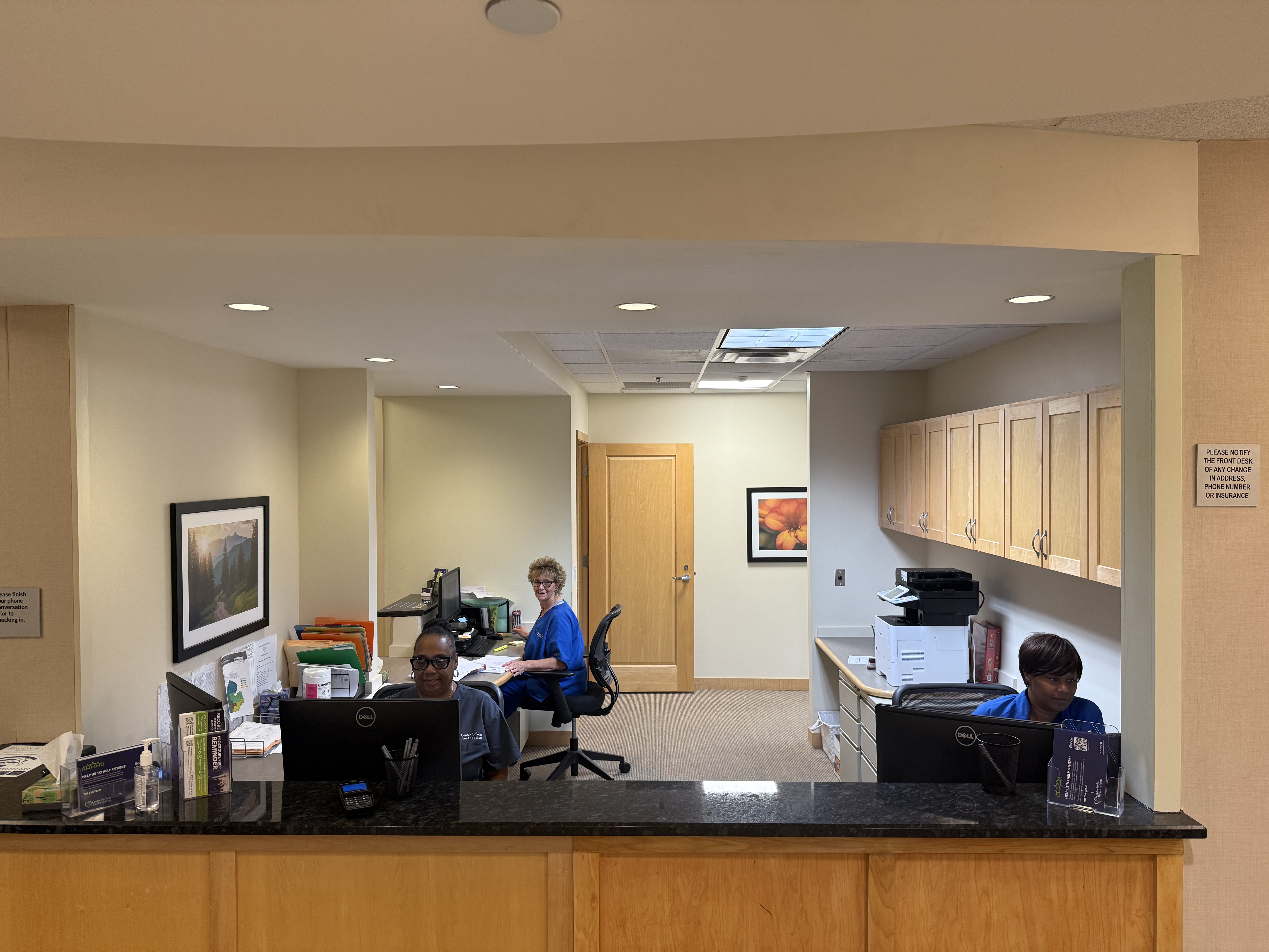 Foto del interior en la ubicación de Grand Rapids, Michigan, del Center for Vein Restoration que muestra la recepción.