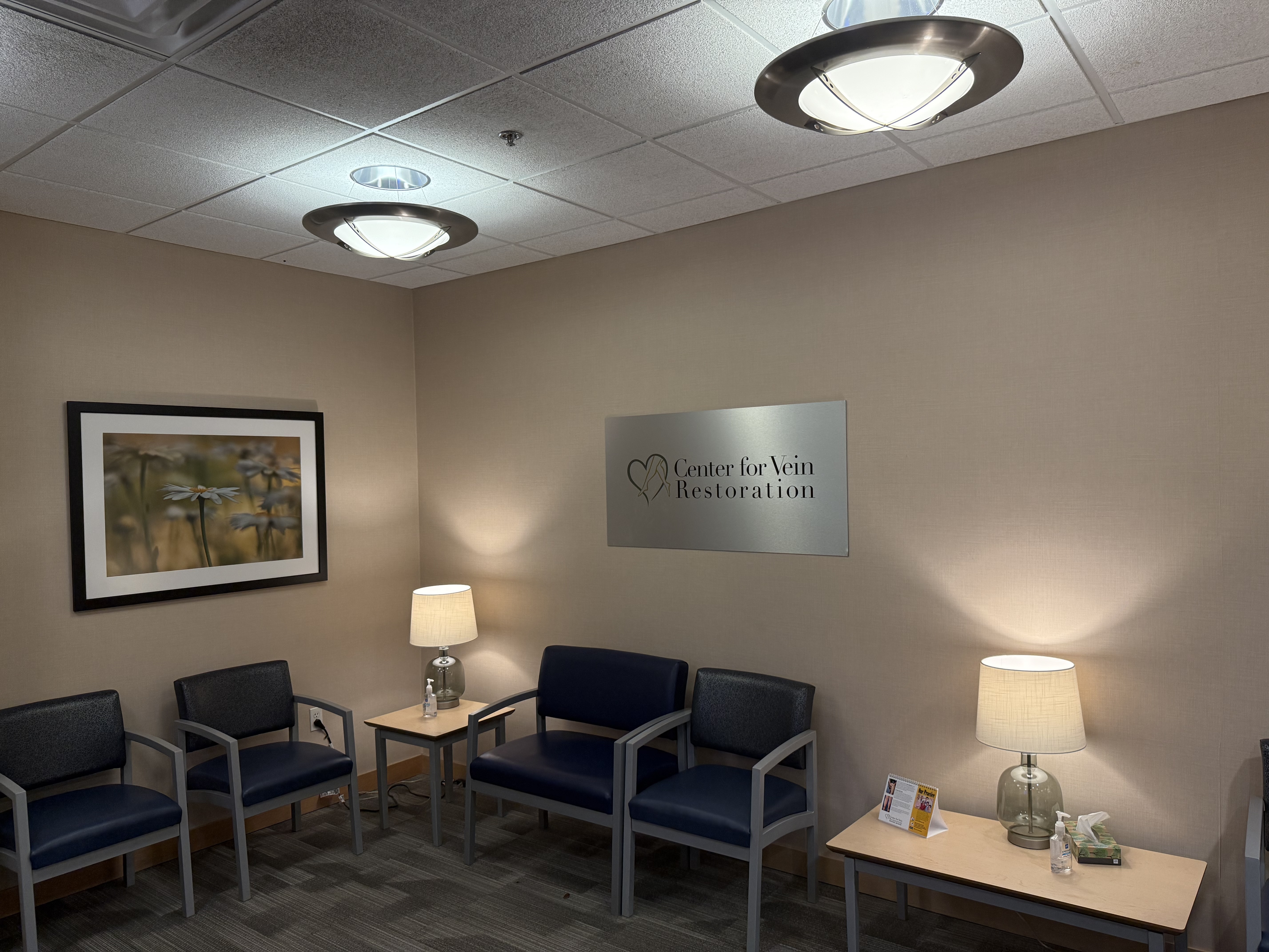Foto del interior en la ubicación de Grand Rapids, Michigan, del Center for Vein Restoration que muestra la sala de espera.