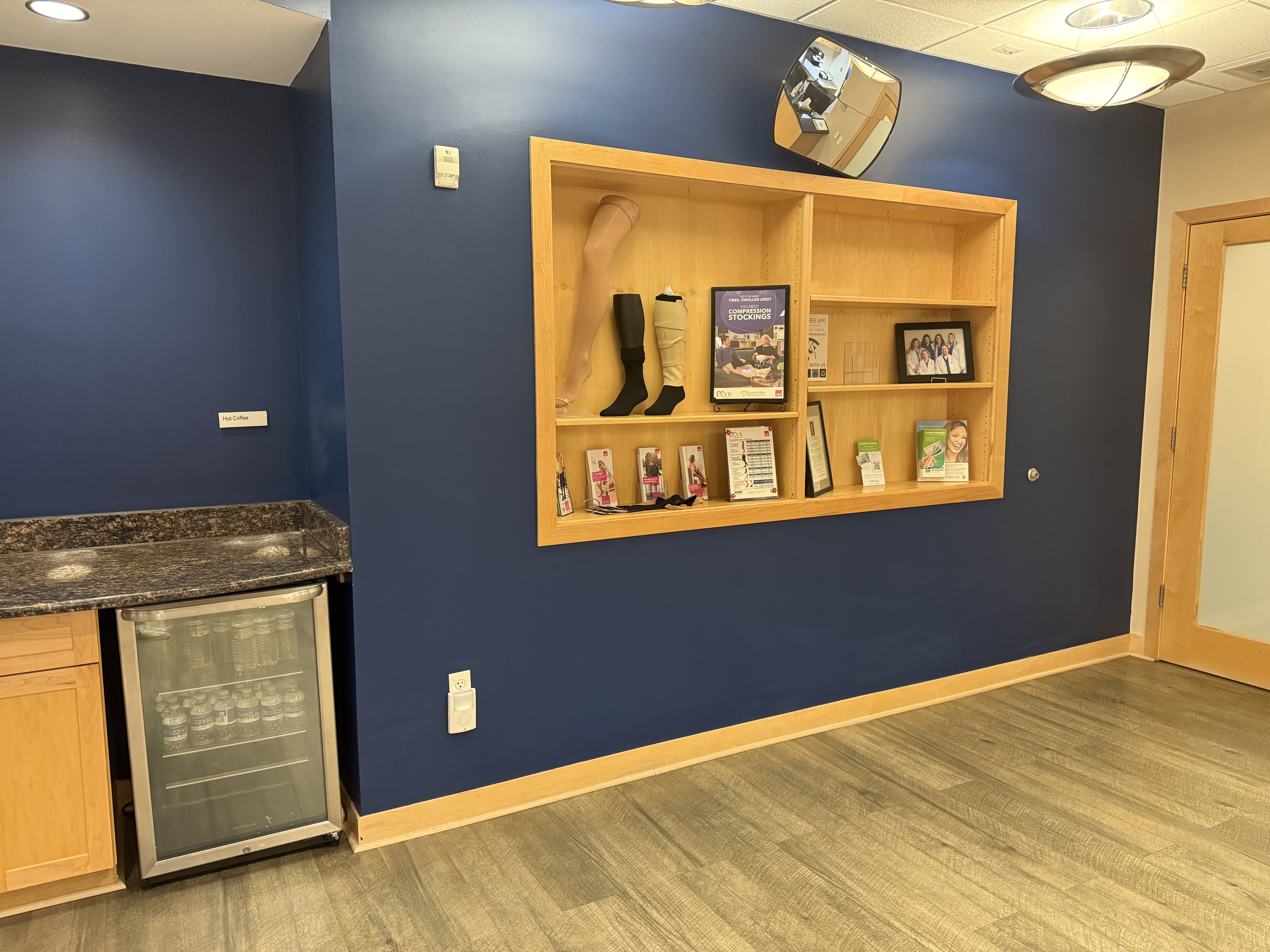 Foto del interior en la ubicación de Grand Rapids, Michigan, del Center for Vein Restoration que muestra el pasillo.