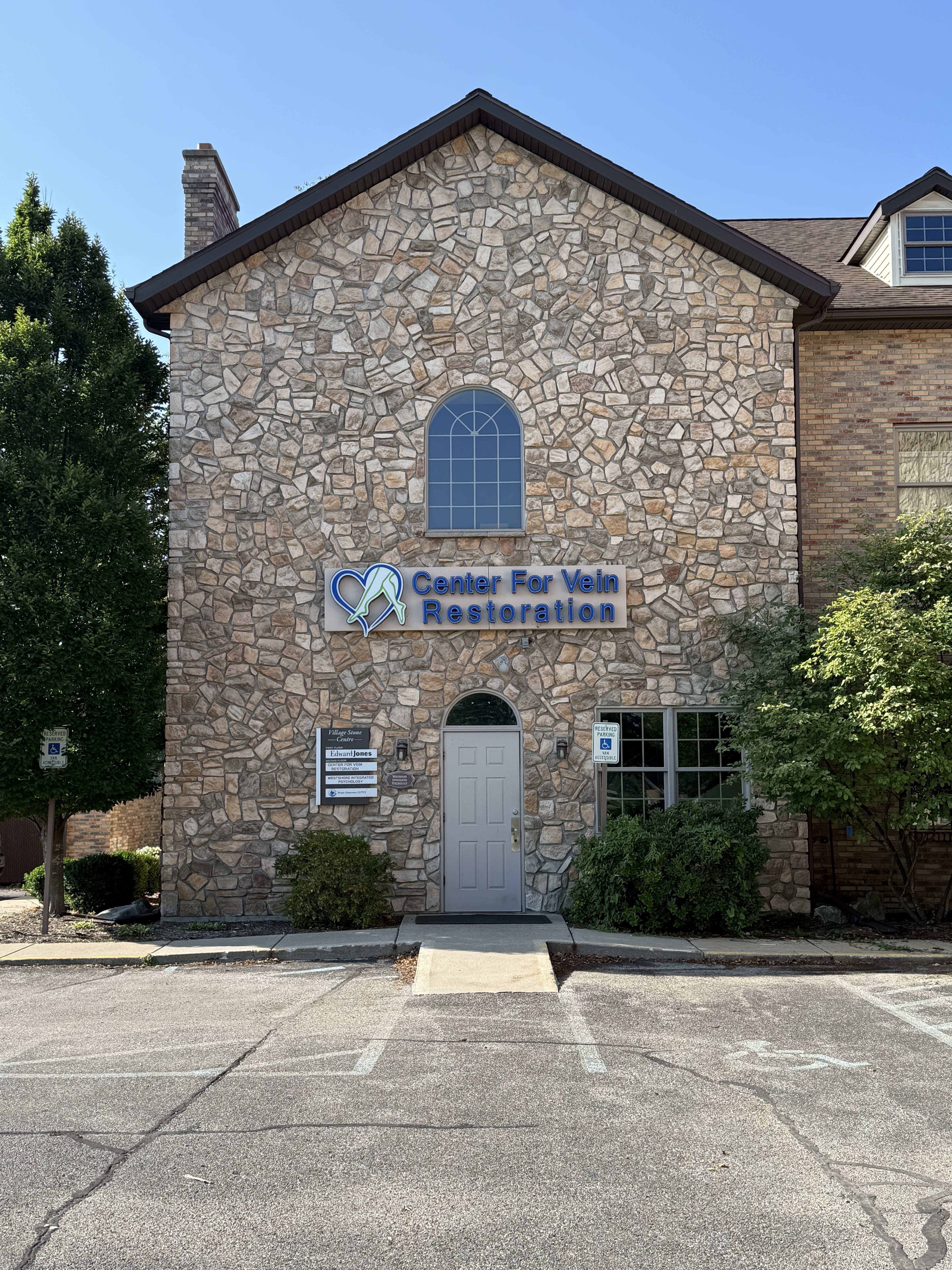 Foto exterior de la ubicación en Muskegon, Míchigan, del Center for Vein Restoration que muestra el exterior del edificio.