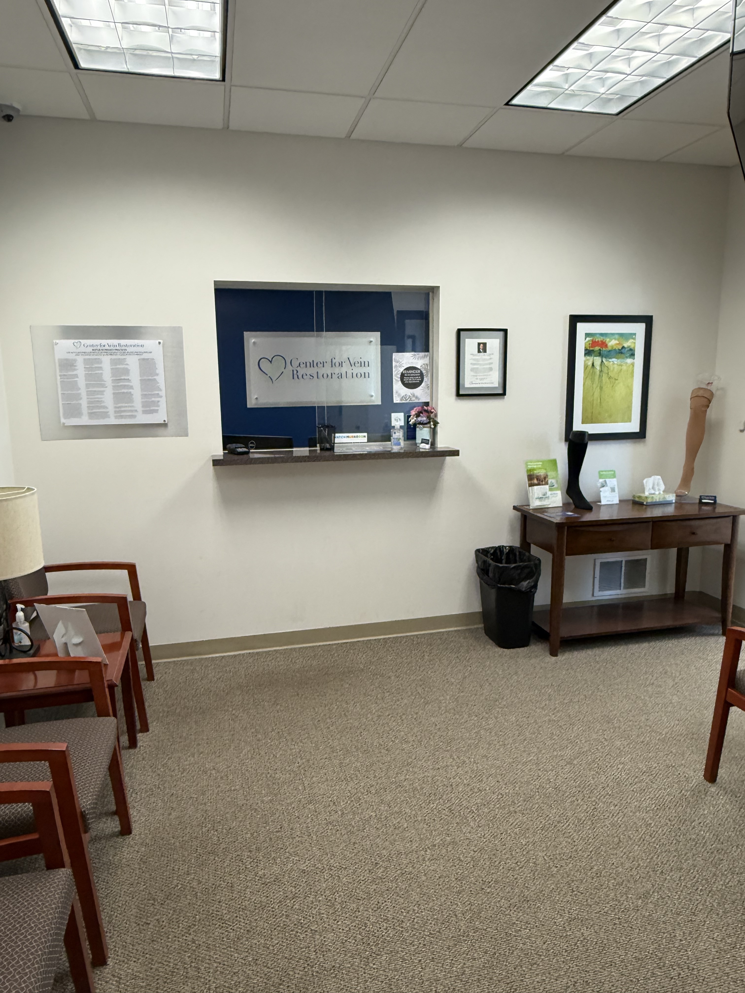 Foto interior de la ubicación en Muskegon, Míchigan, del Center for Vein Restoration que muestra el área de espera.