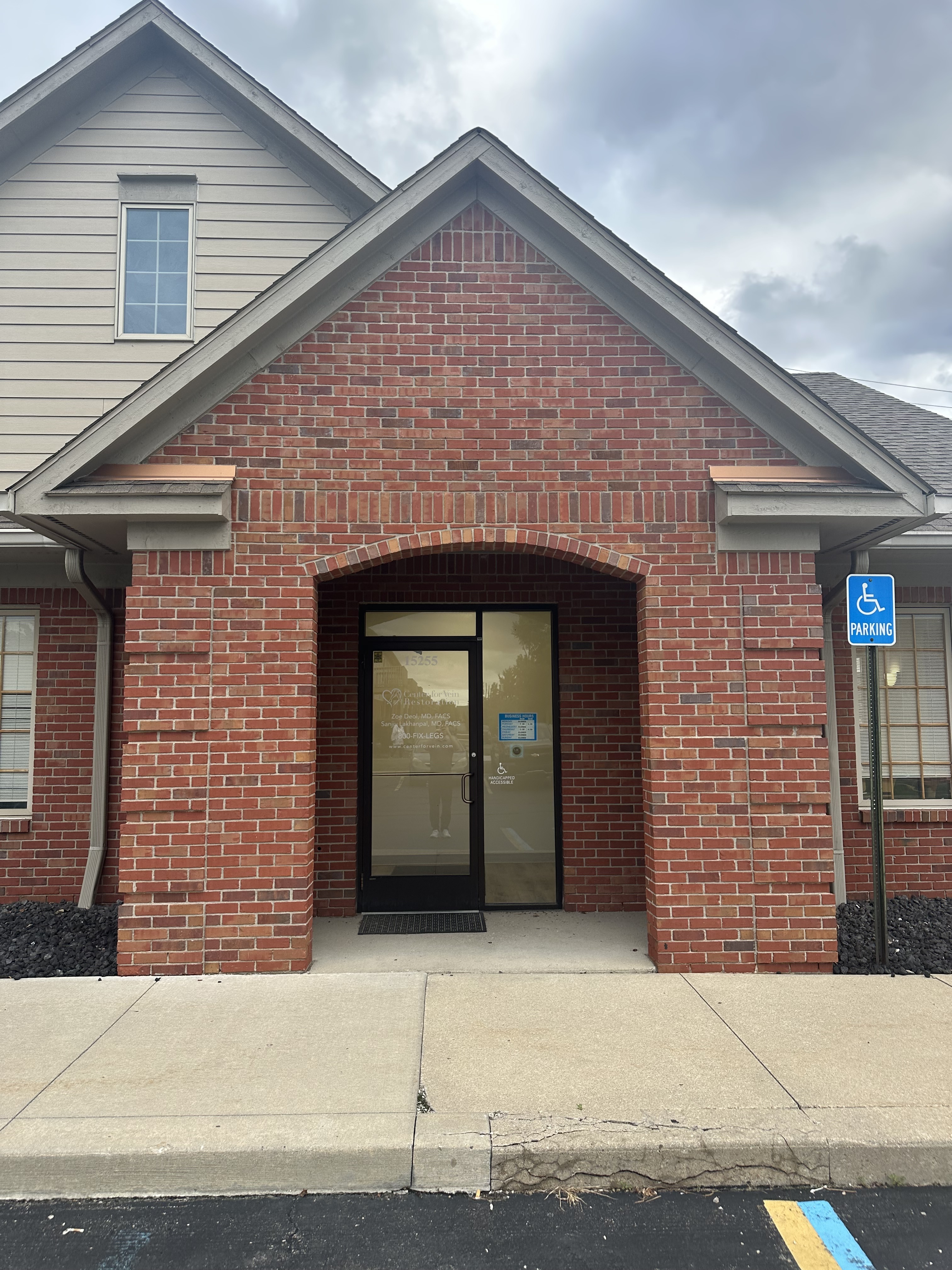 Foto exterior de la ubicación en Southgate (Detroit), Míchigan, del Center for Vein Restoration que muestra el exterior del edificio.