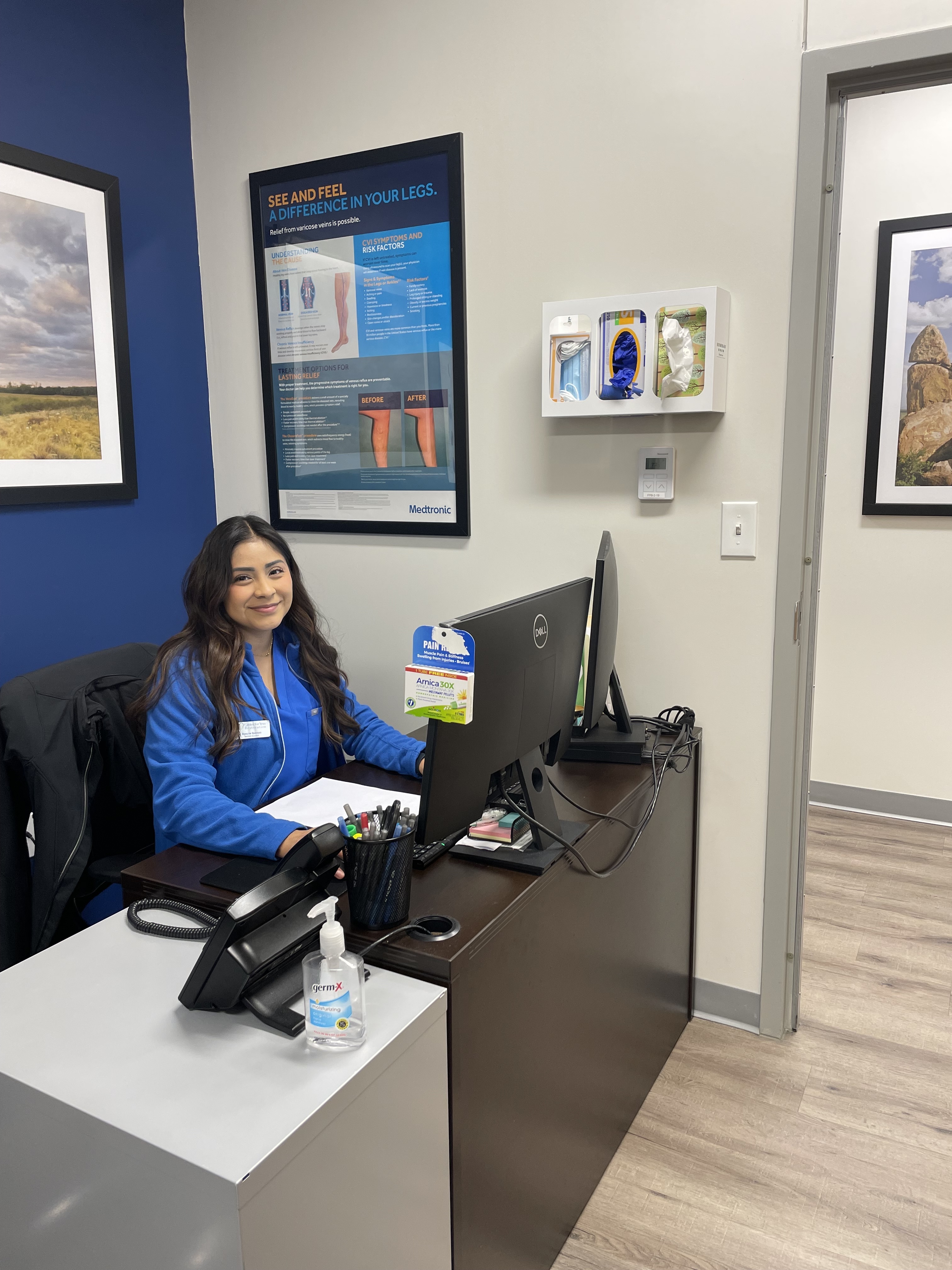 Foto interior de la ubicación en Northwest Austin, Texas, del Center for Vein Restoration que muestra el mostrador de recepción.