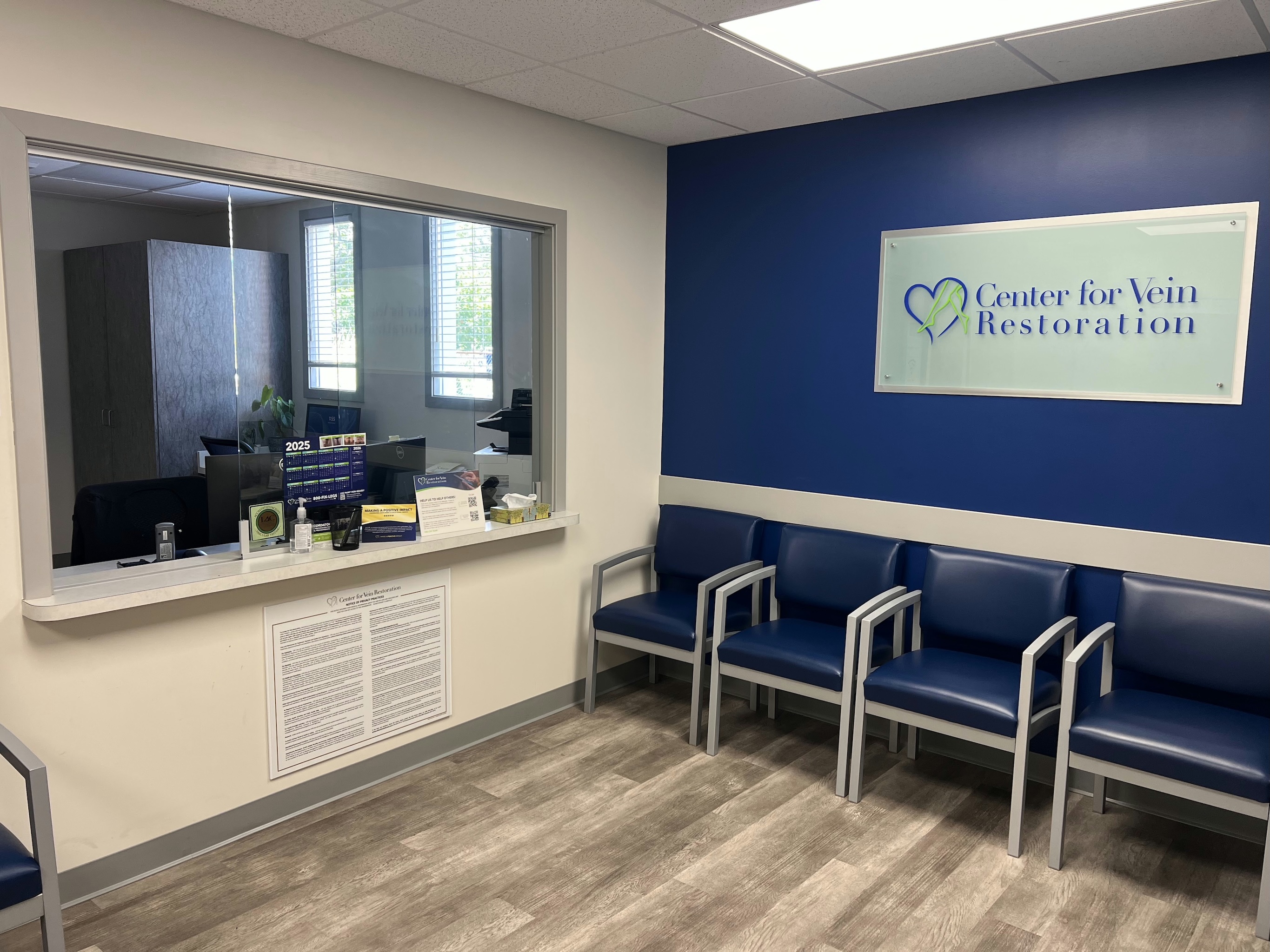 Foto del interior del Center for Vein Restoration en Waterbury, Connecticut, que muestra la recepción.