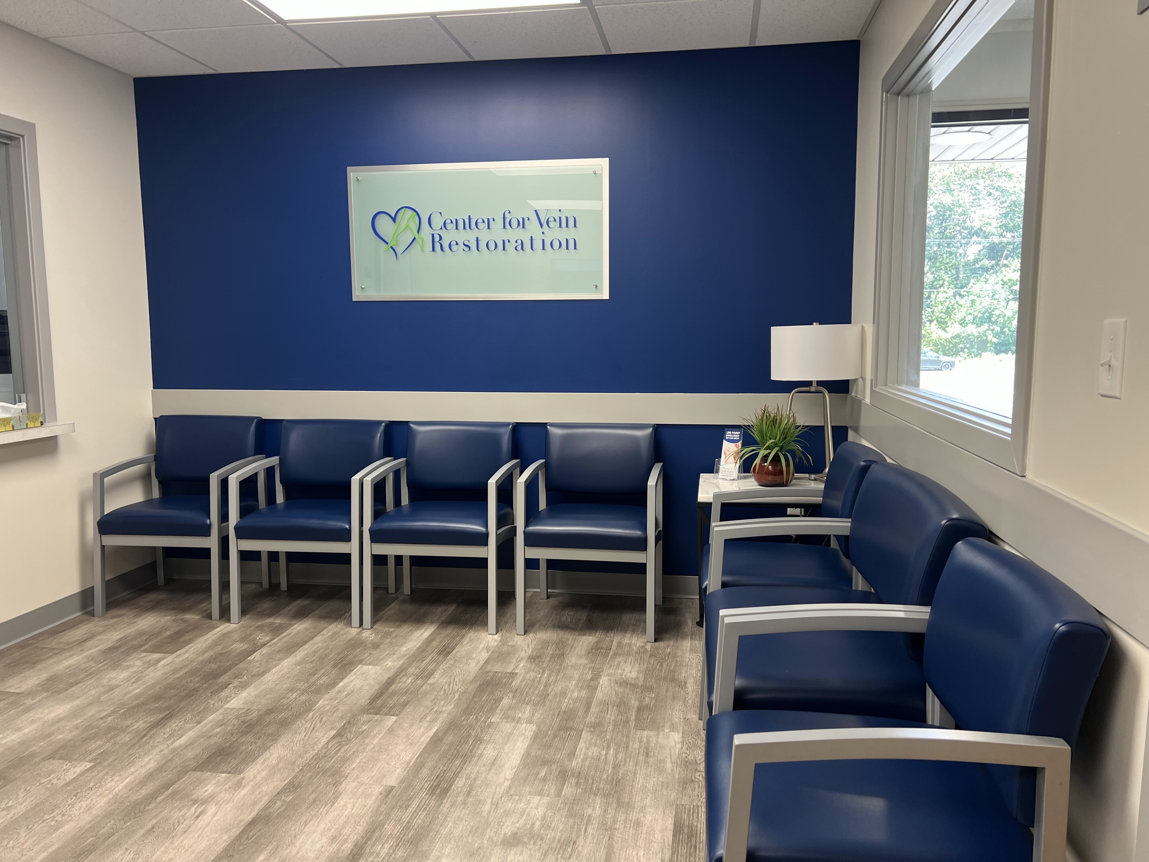 Foto del interior del Center for Vein Restoration en Waterbury, Connecticut, que muestra la sala de espera.