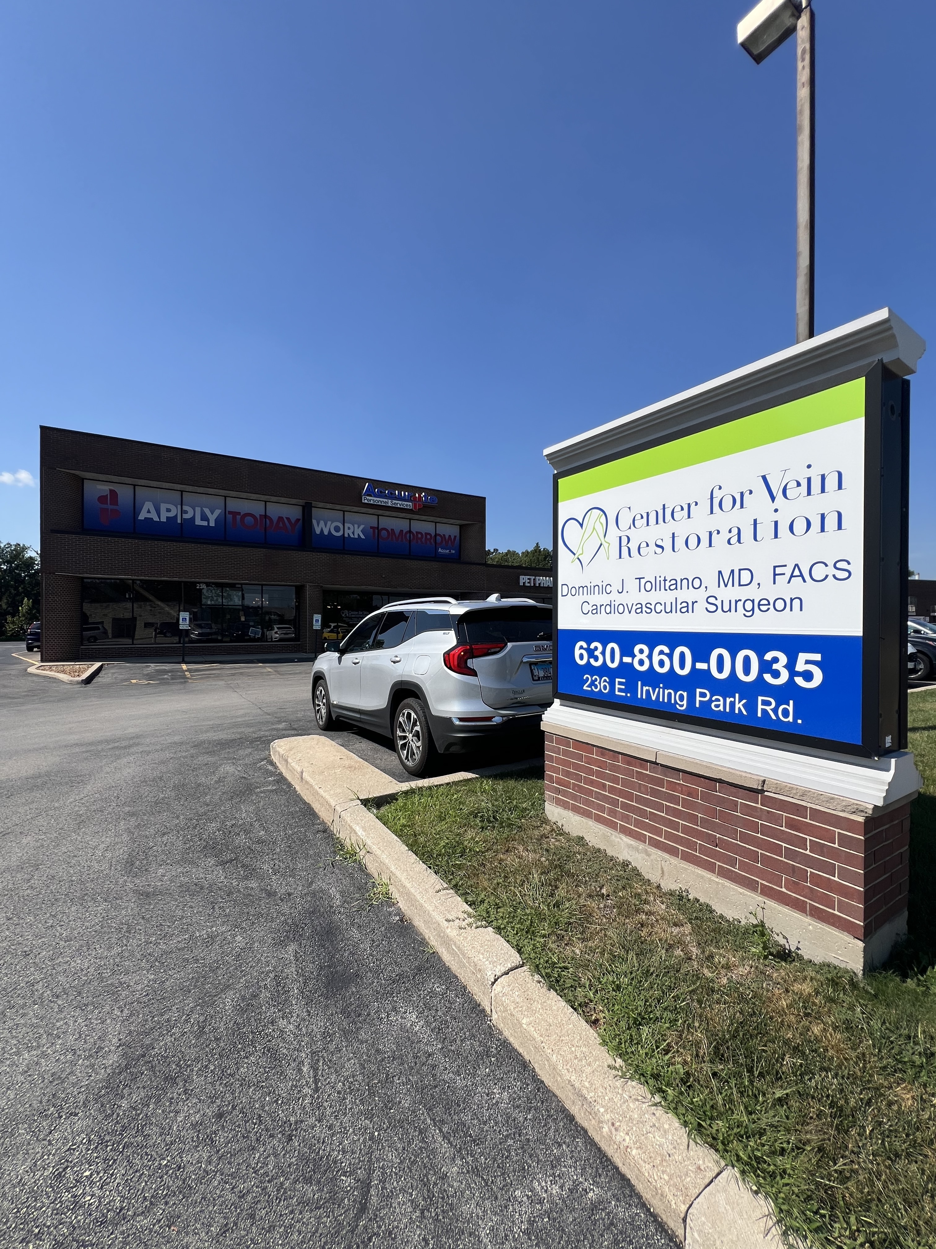 Foto exterior de la ubicación en Wood Dale, Illinois, del Center for Vein Restoration que muestra el exterior del edificio.
