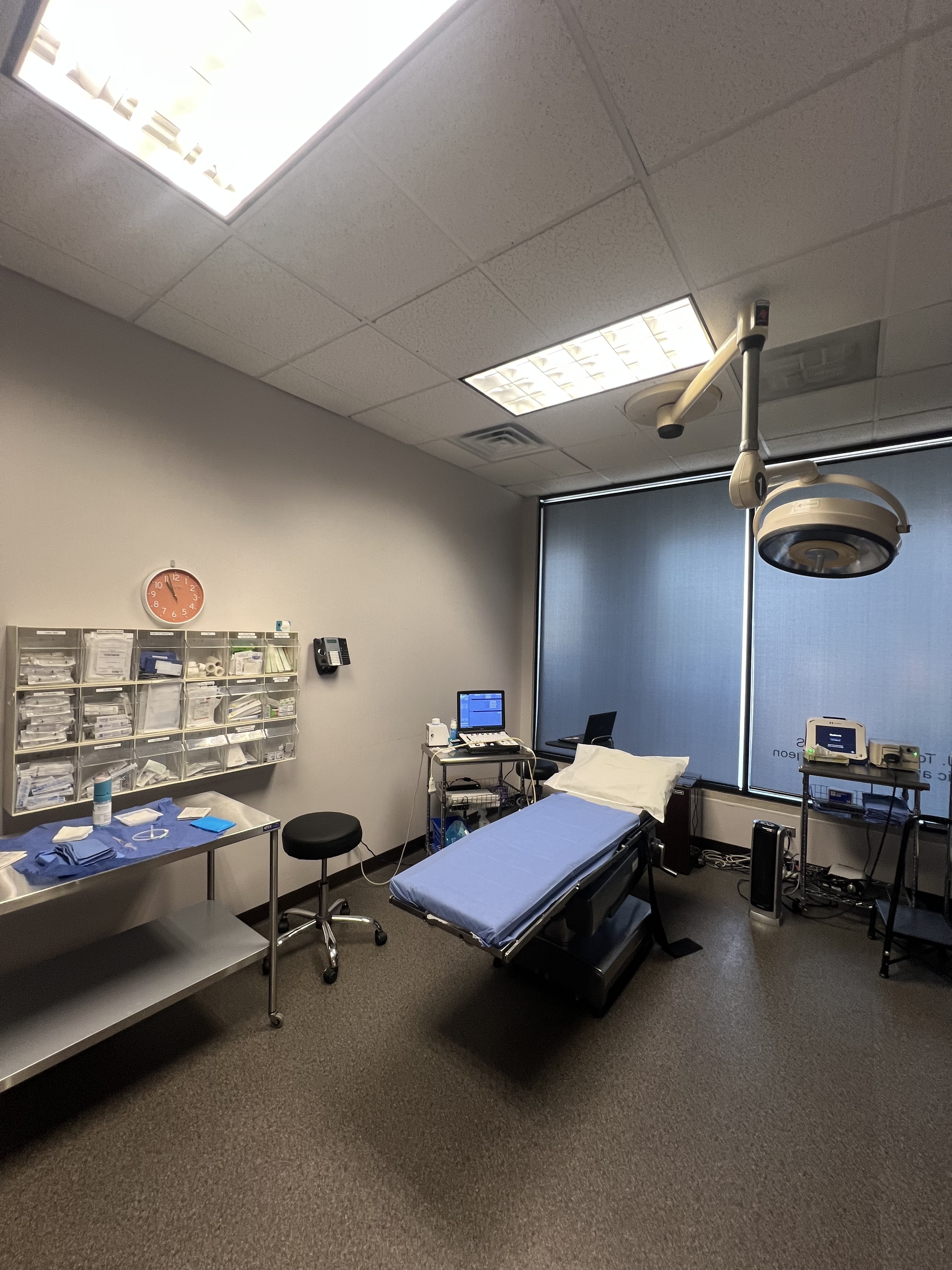 Foto interior de la ubicación en Wood Dale, Illinois, del Center for Vein Restoration que muestra la sala de procedimientos.