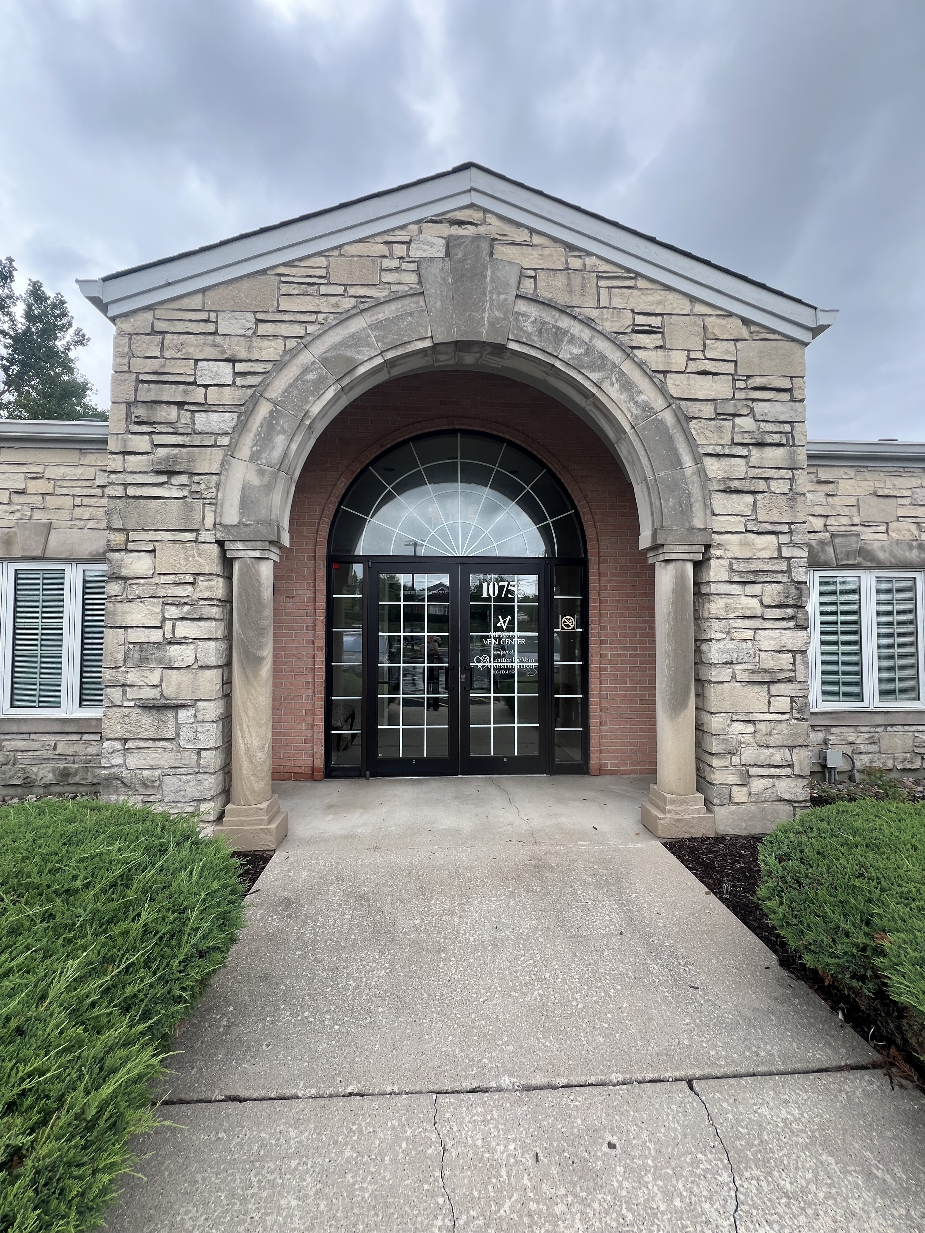 Foto exterior de la ubicación en Orland Park, Illinois, del Center for Vein Restoration que muestra el exterior del edificio.