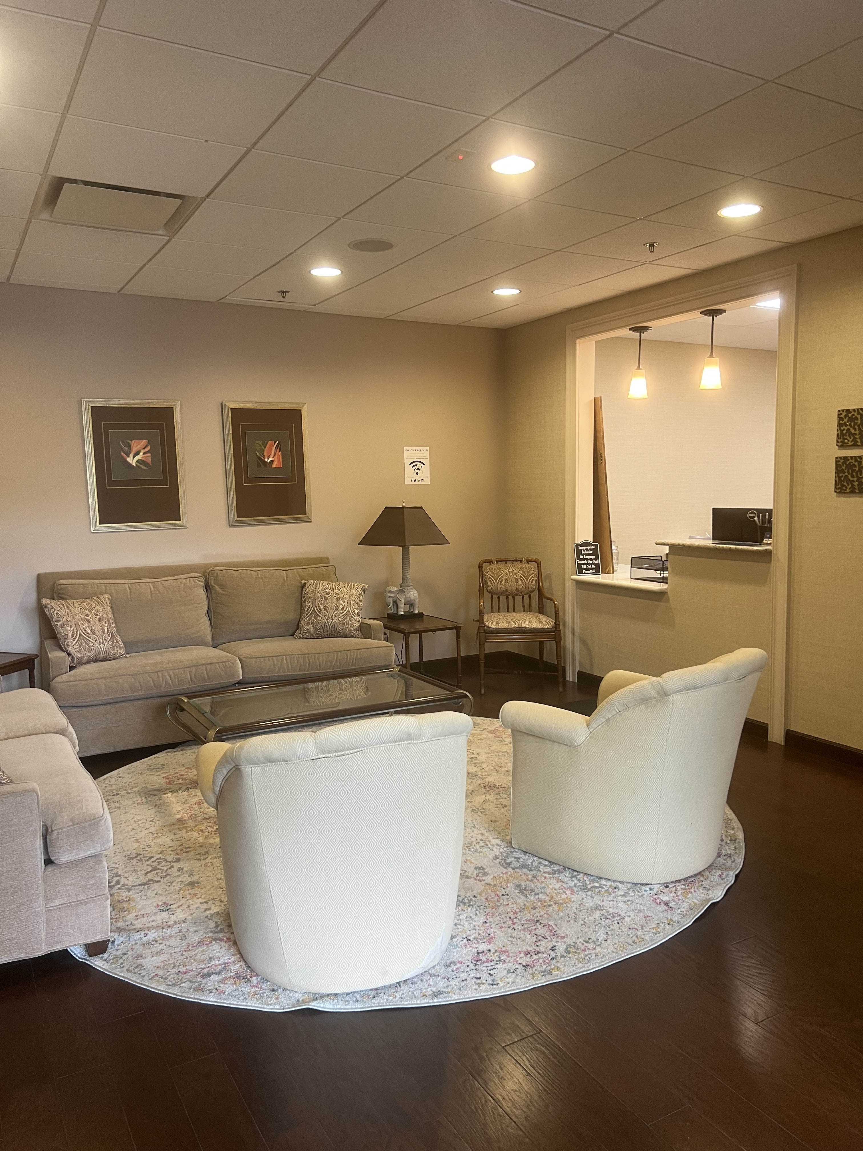 Foto interior de la ubicación en Orland Park, Illinois, del Center for Vein Restoration que muestra el área de espera.