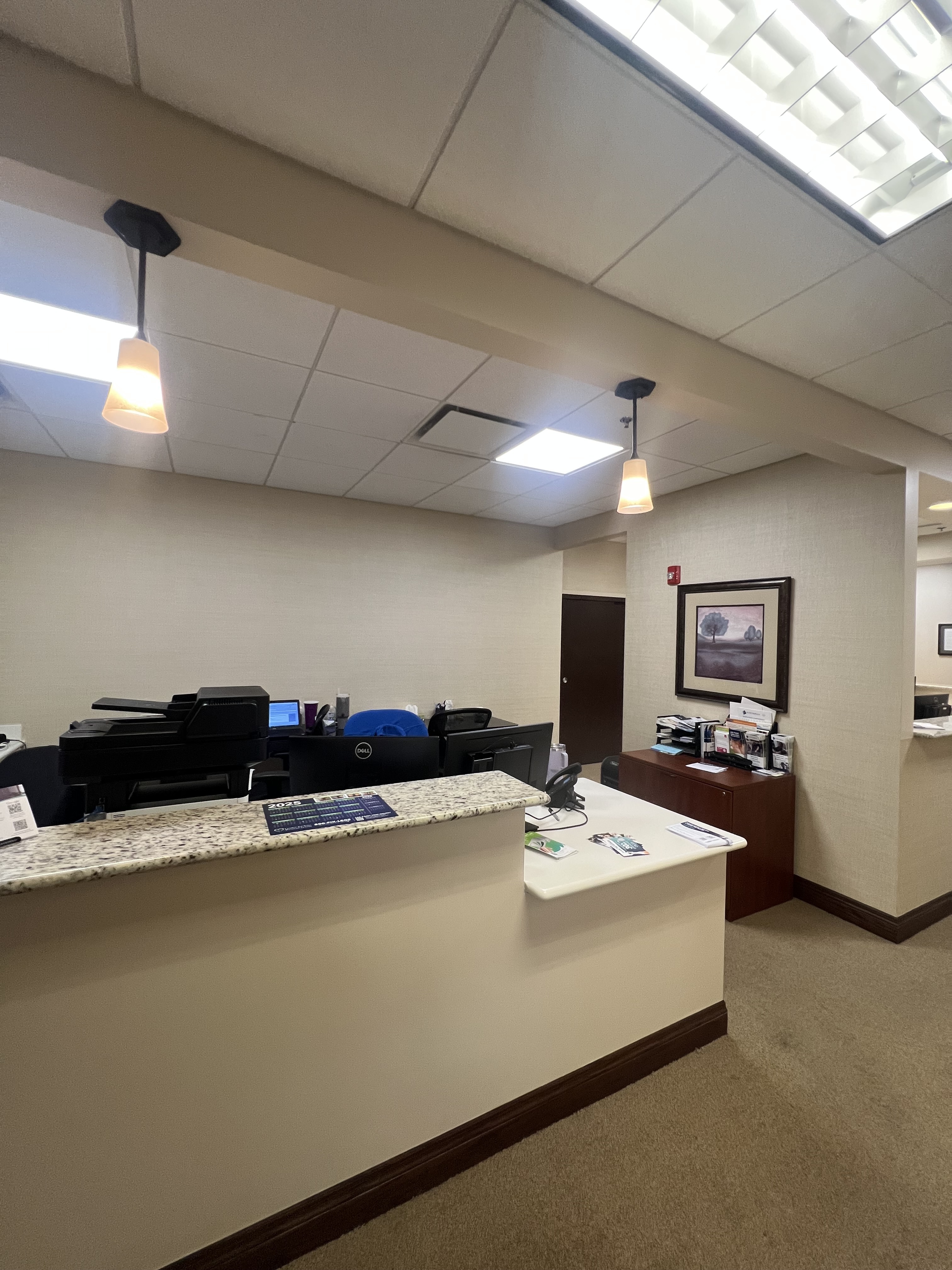 Foto interior de la ubicación en Orland Park, Illinois, del Center for Vein Restoration que muestra el mostrador de recepción.