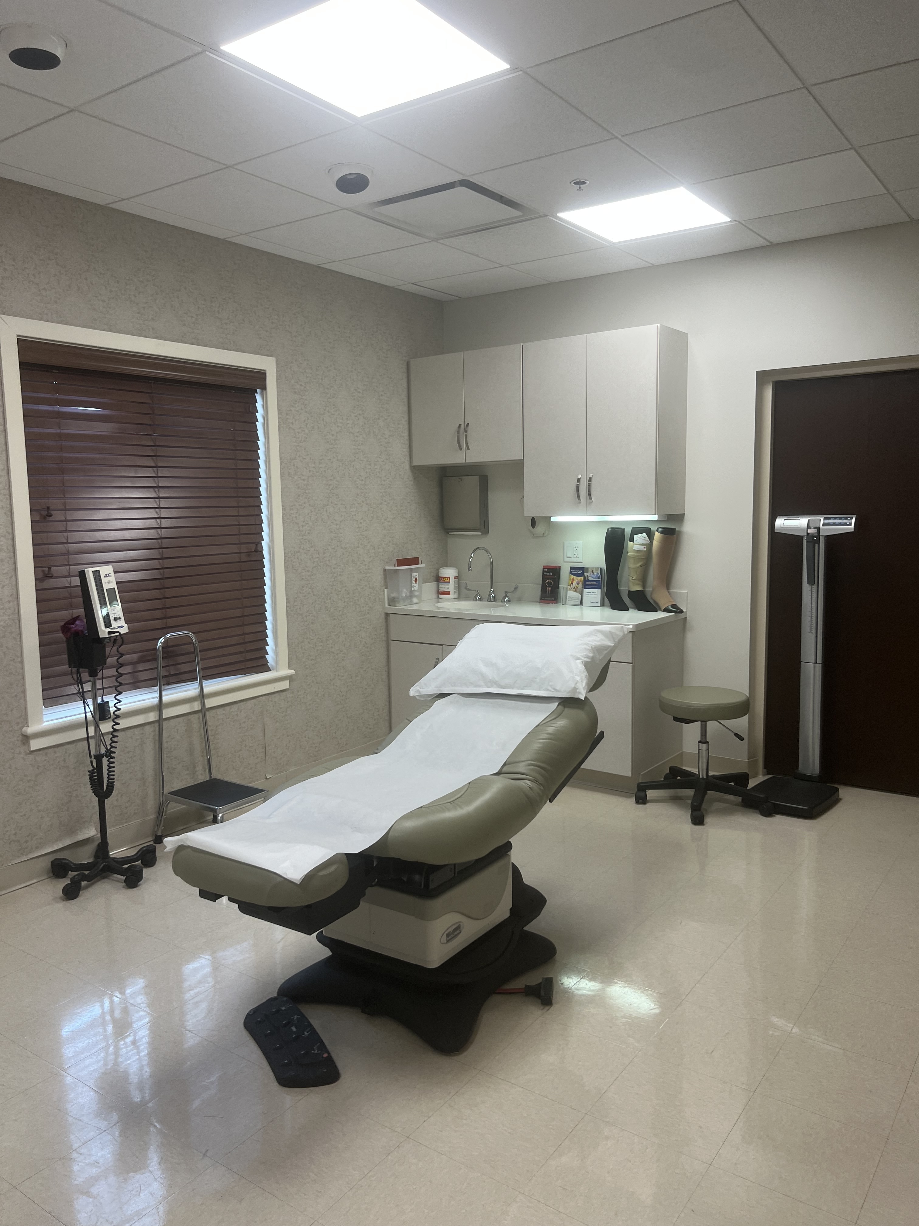Foto interior de la ubicación en Orland Park, Illinois, del Center for Vein Restoration que muestra la sala de procedimientos.