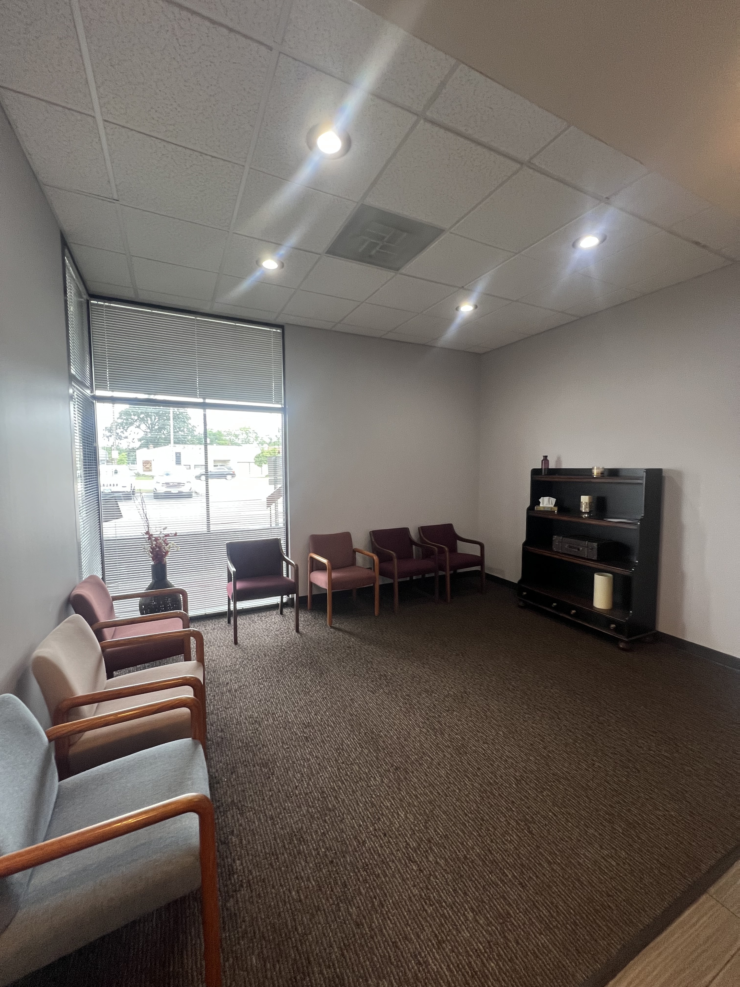 Foto del interior de la sede del Center for Vein Restoration en Wood Dale, Illinois, que muestra la sala de espera