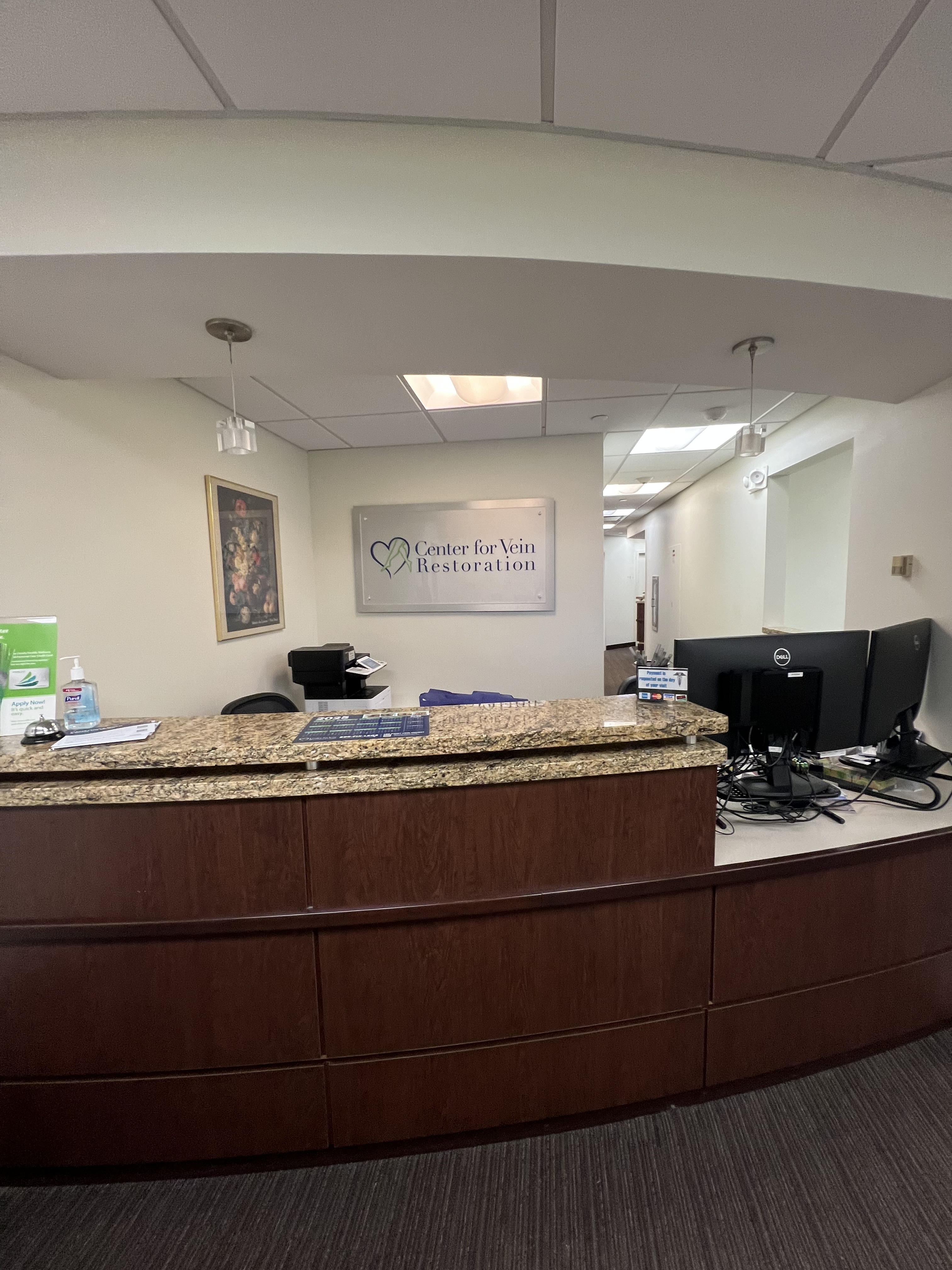 Foto interior de la sede de Downers Grove, IL de Center for Vein Restoration que muestra la recepción