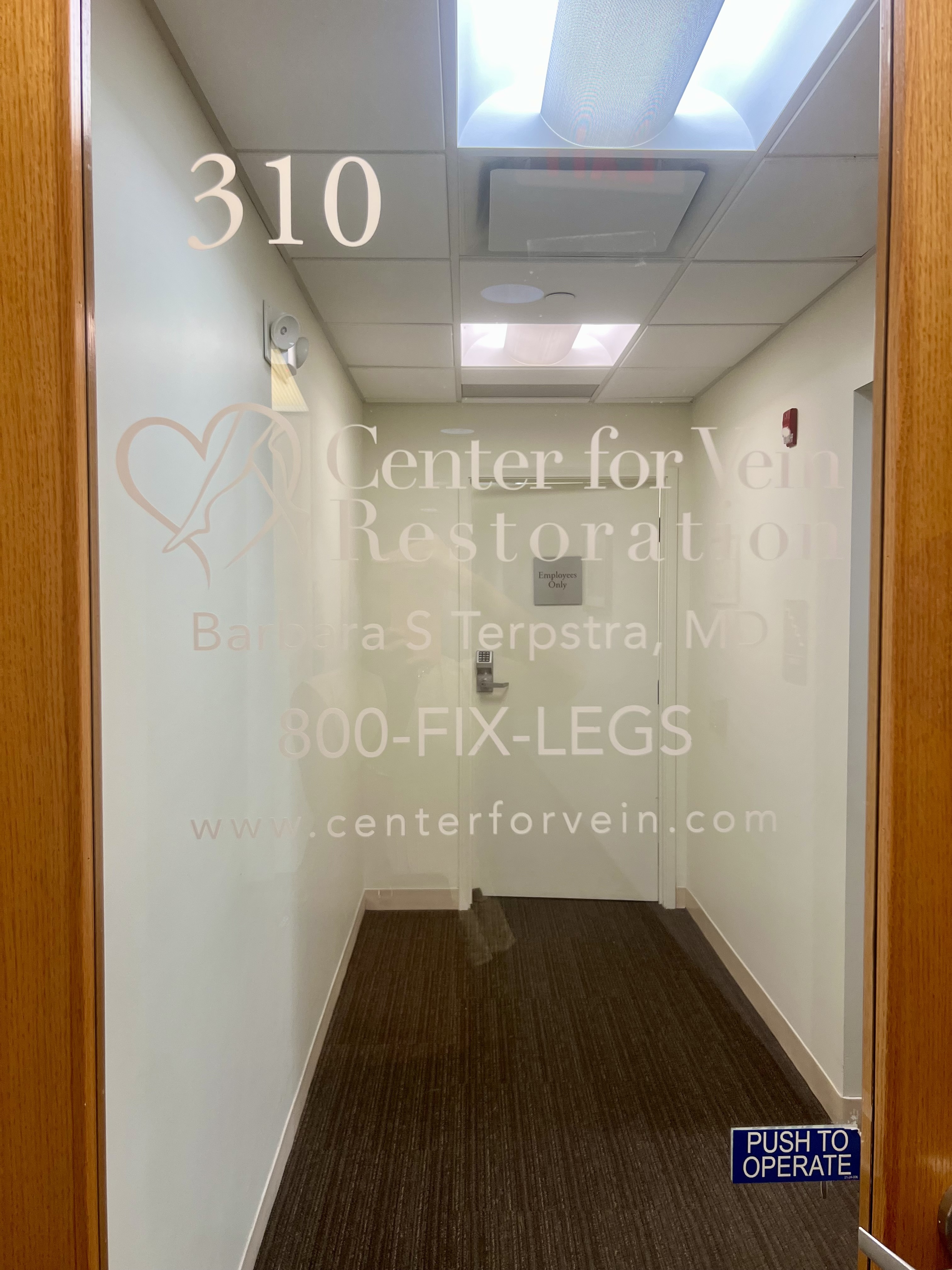 Foto interior de la sede de Downers Grove, IL de Center for Vein Restoration que muestra la puerta principal