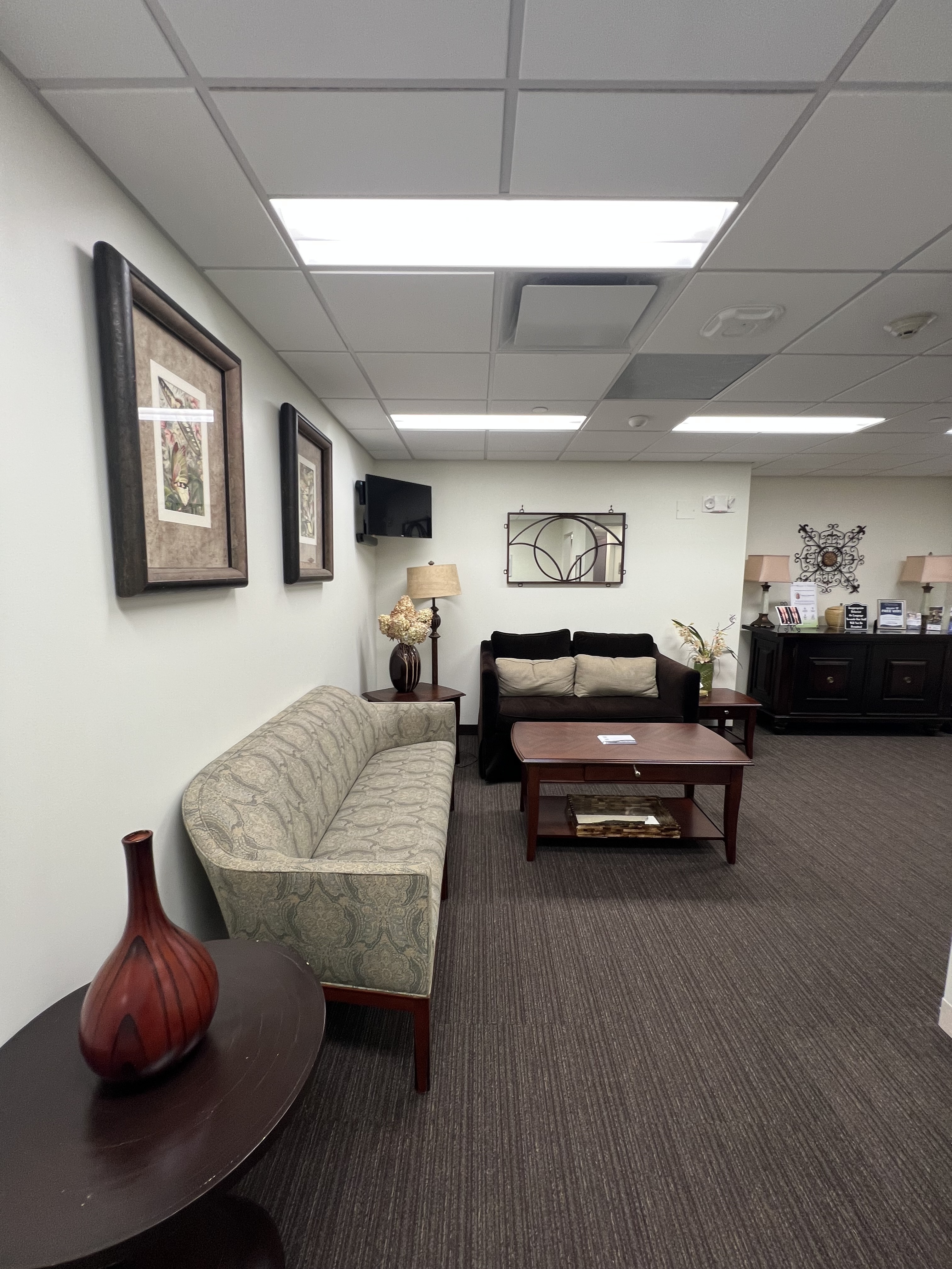 Foto interior de la sede de Downers Grove, IL de Center for Vein Restoration que muestra la sala de espera