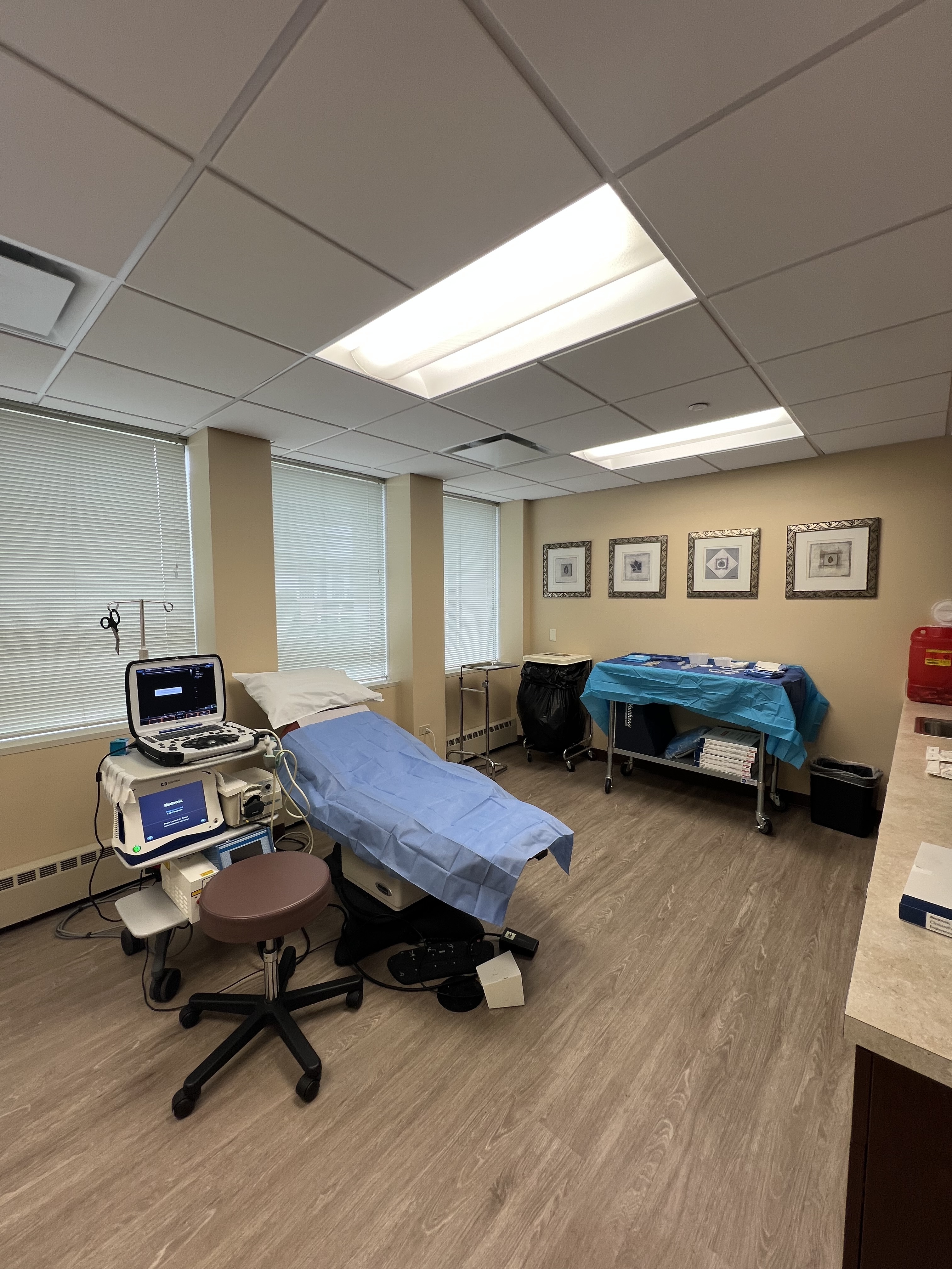 Foto interior de la sede de Downers Grove, IL de Center for Vein Restoration que muestra la sala de operaciones