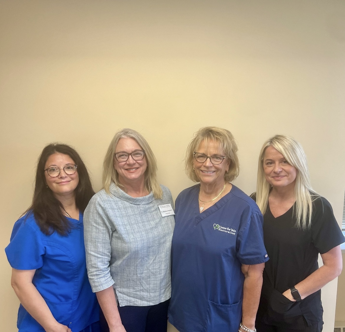 Segunda foto grupal del equipo en la ubicación de Downers Grove, IL del Center for Vein Restoration (2025)