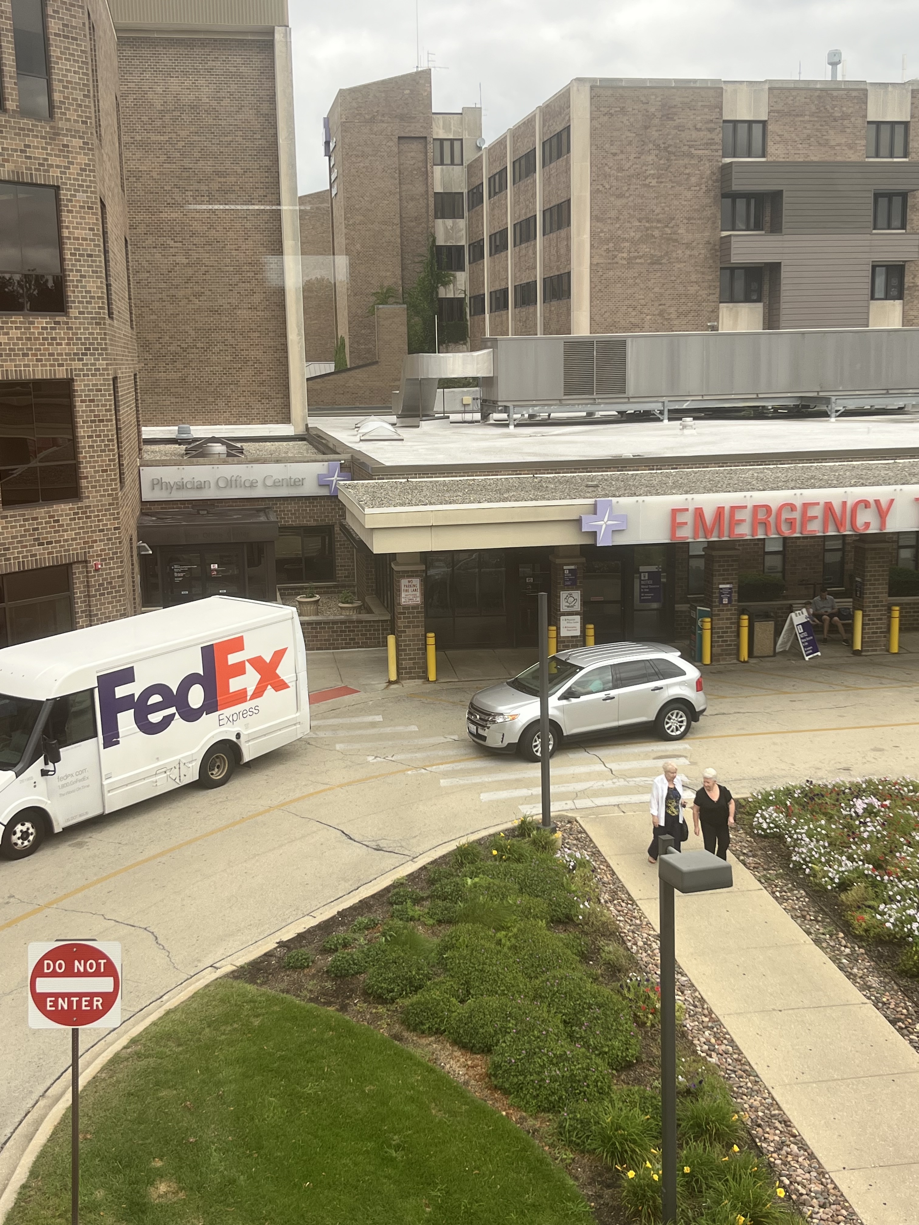 Vista exterior de la sede de Downers Grove, IL de Center for Vein Restoration que muestra la entrada principal del edificio
