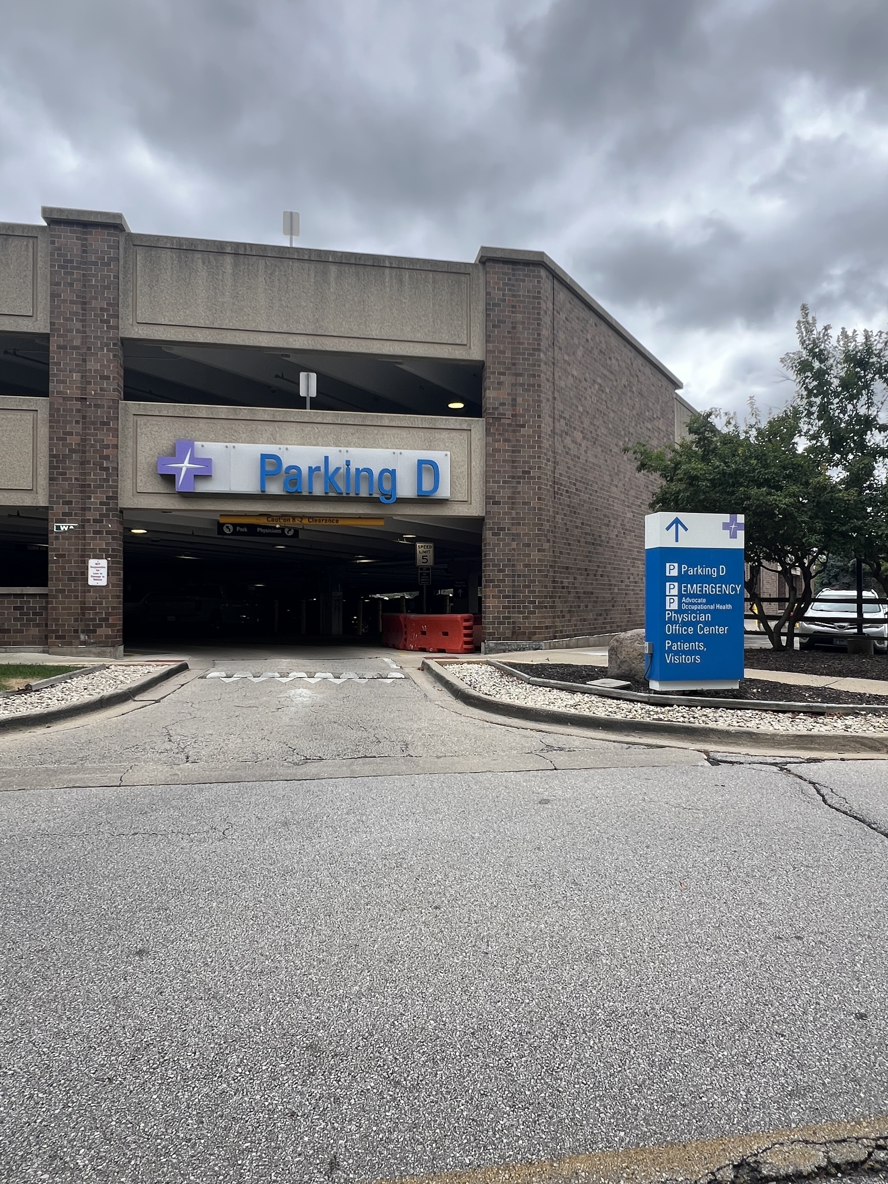 Vista exterior de la sede de Downers Grove, IL de Center for Vein Restoration que muestra la entrada lateral del edificio