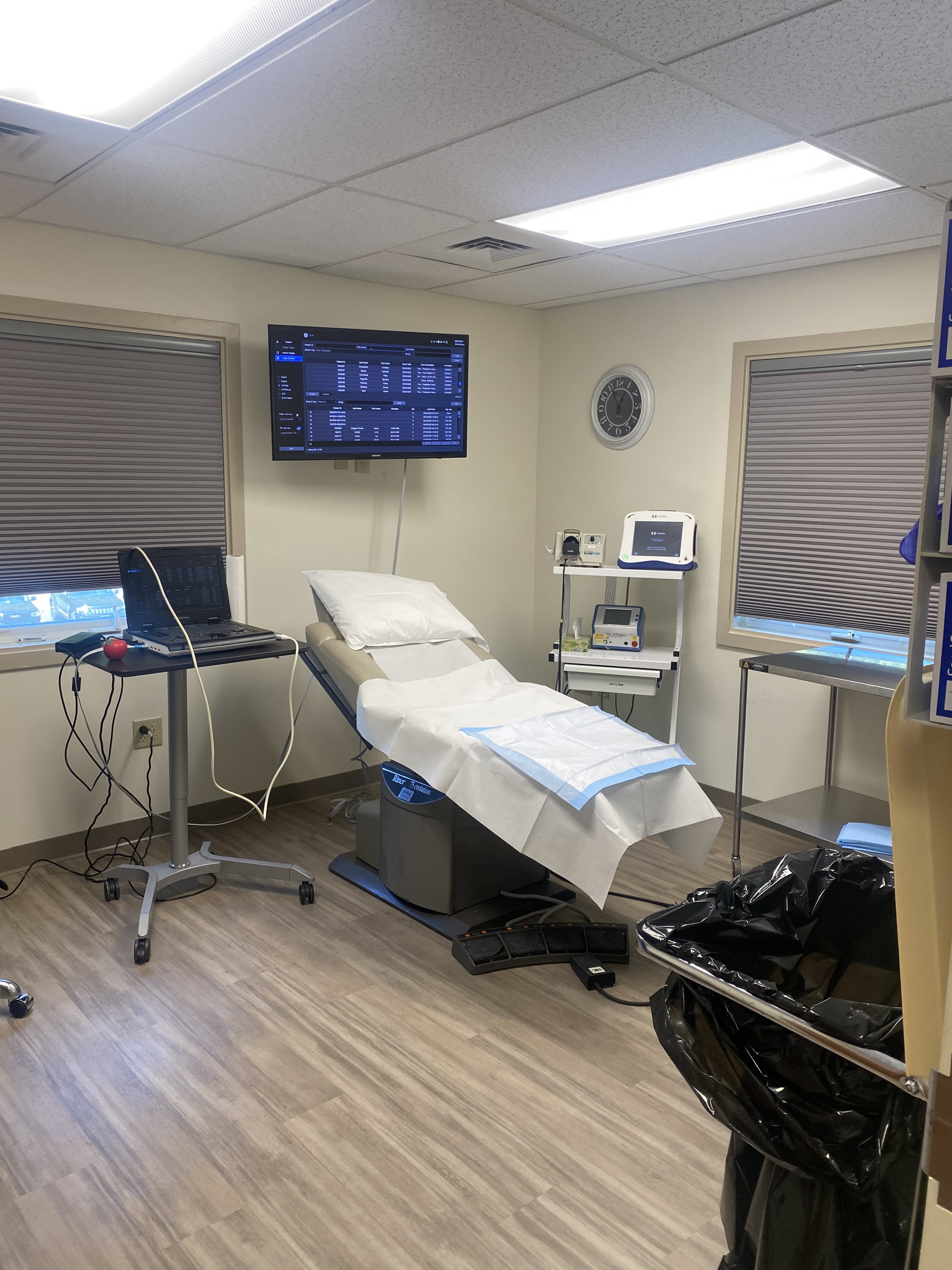 Foto interior de la ubicación en Middletown, Connecticut, del Center for Vein Restoration que muestra la sala de procedimientos.