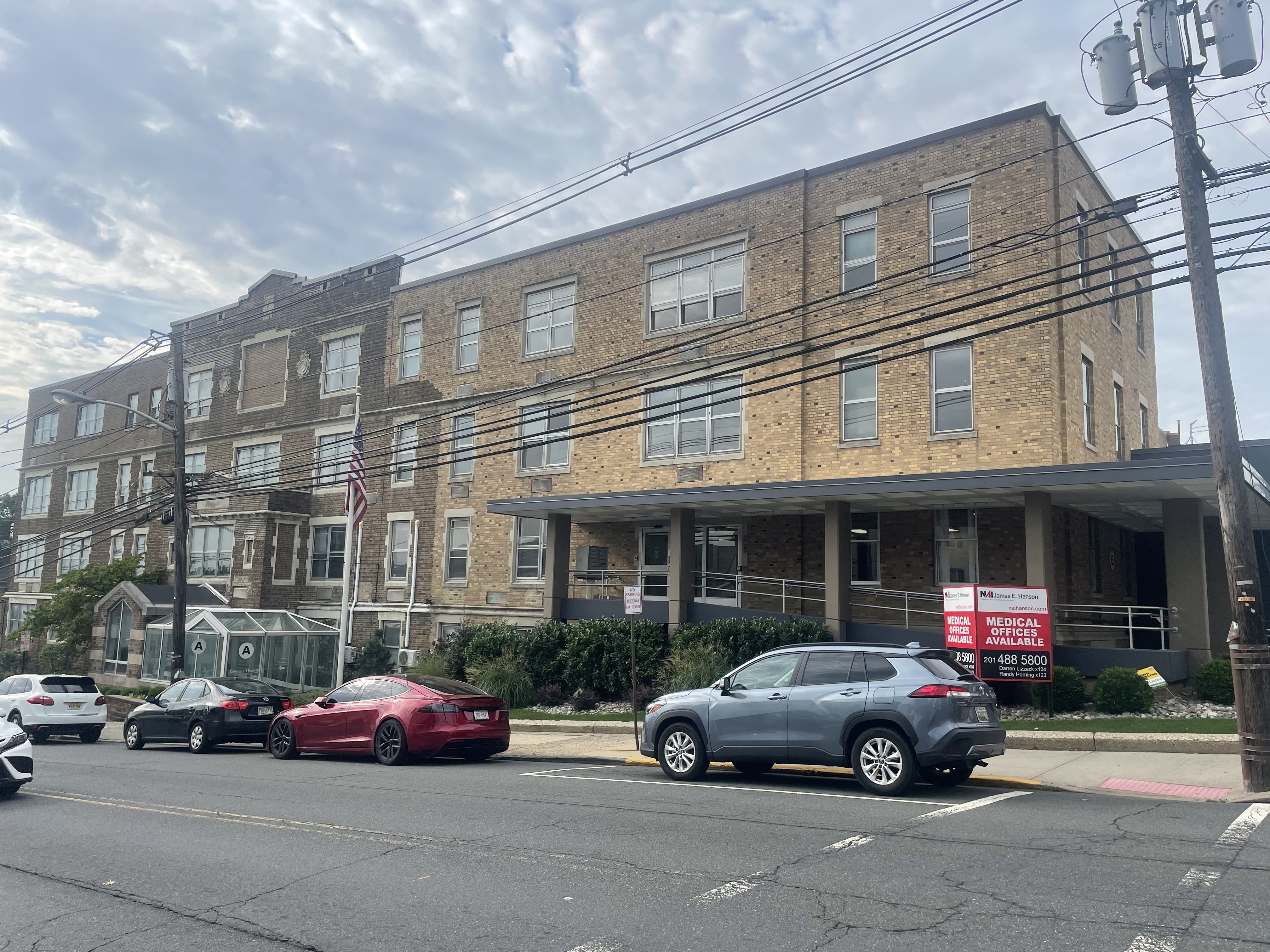 Foto del exterior en la ubicación de Kearny, Nueva Jersey, del Center for Vein Restoration que muestra el exterior del edificio.