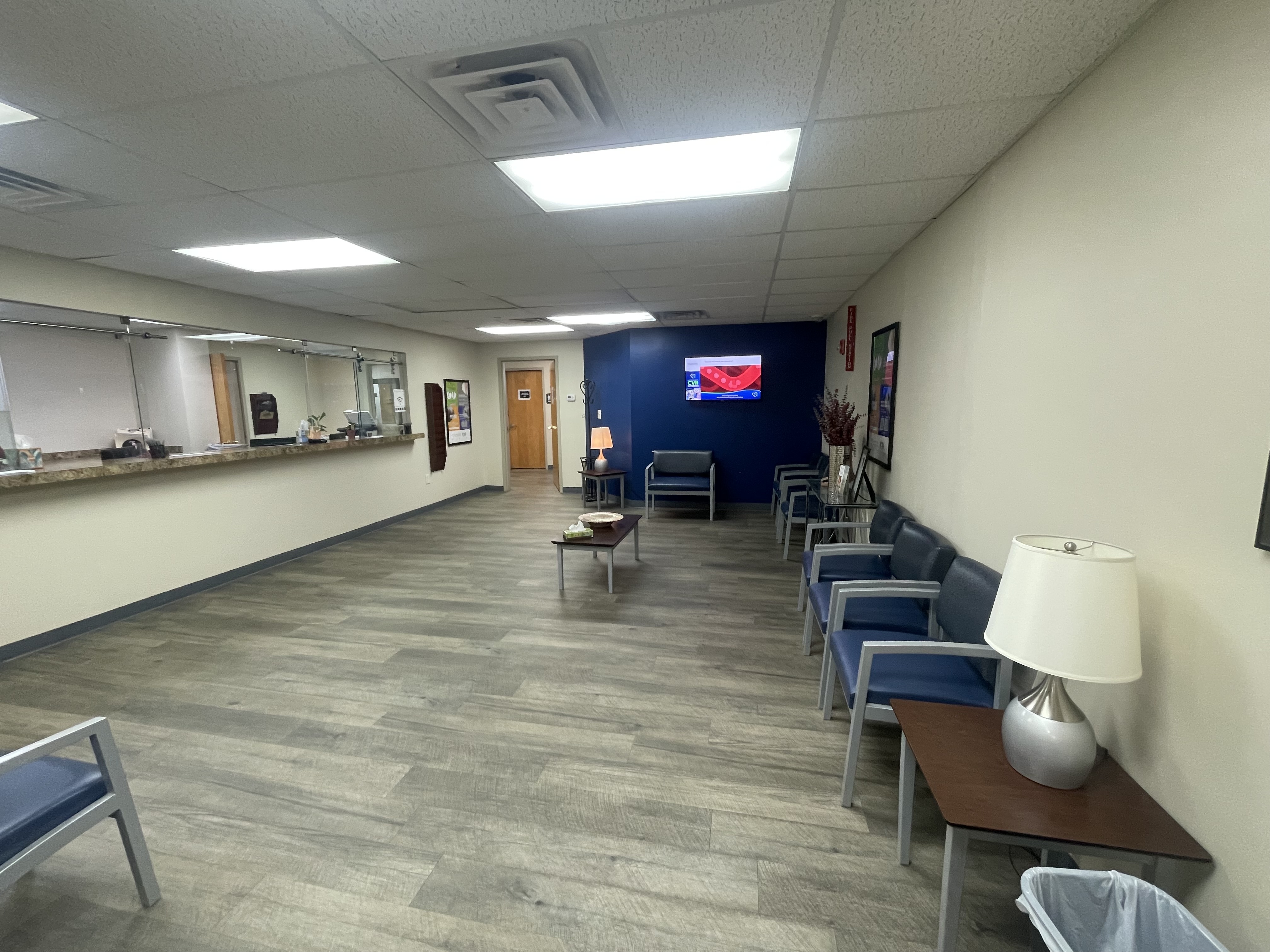 Foto del interior en la ubicación de Kearny, Nueva Jersey, del Center for Vein Restoration que muestra la sala de espera.