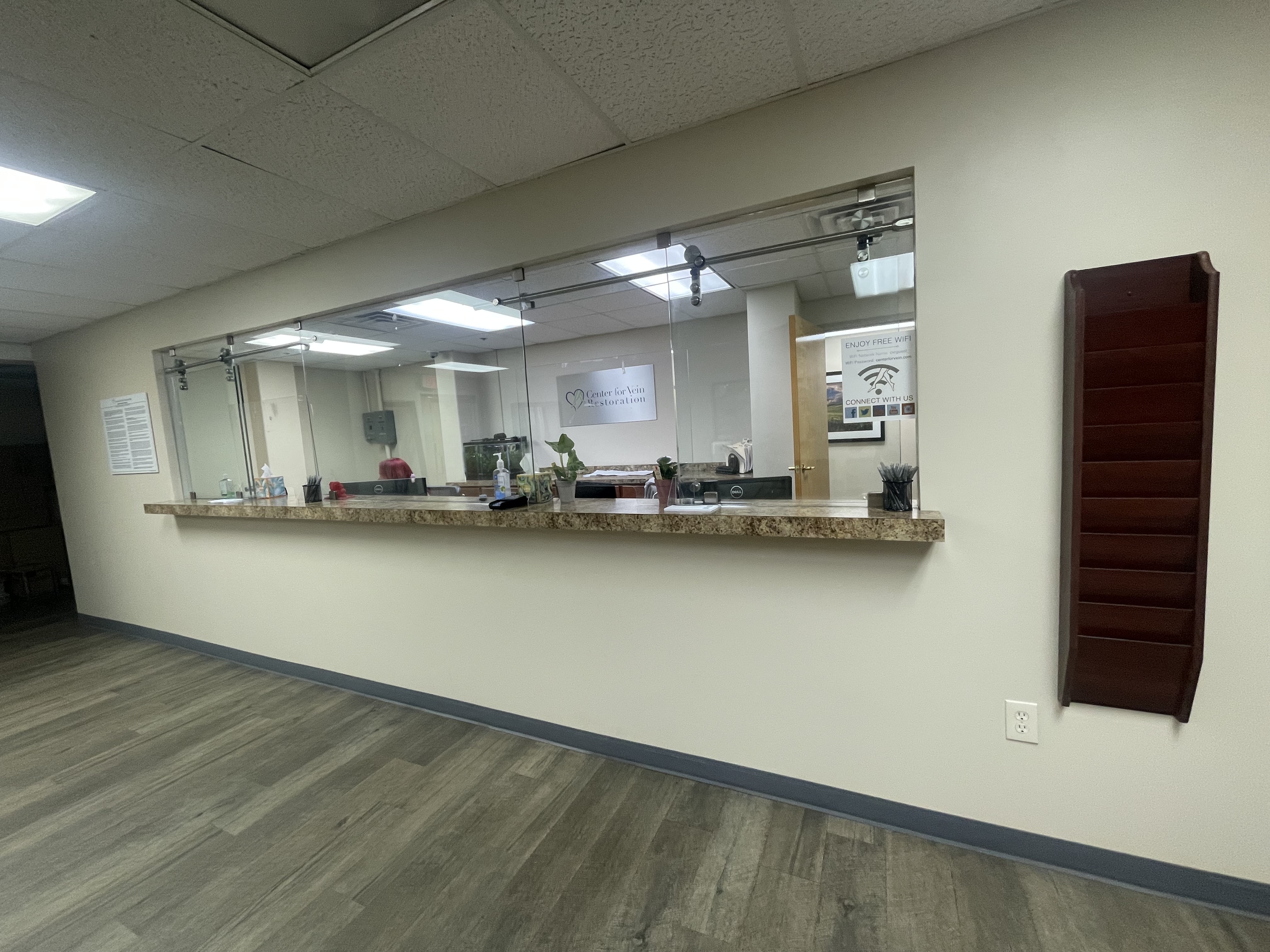 Foto del interior en la ubicación de Kearny, Nueva Jersey, del Center for Vein Restoration que muestra la recepción.