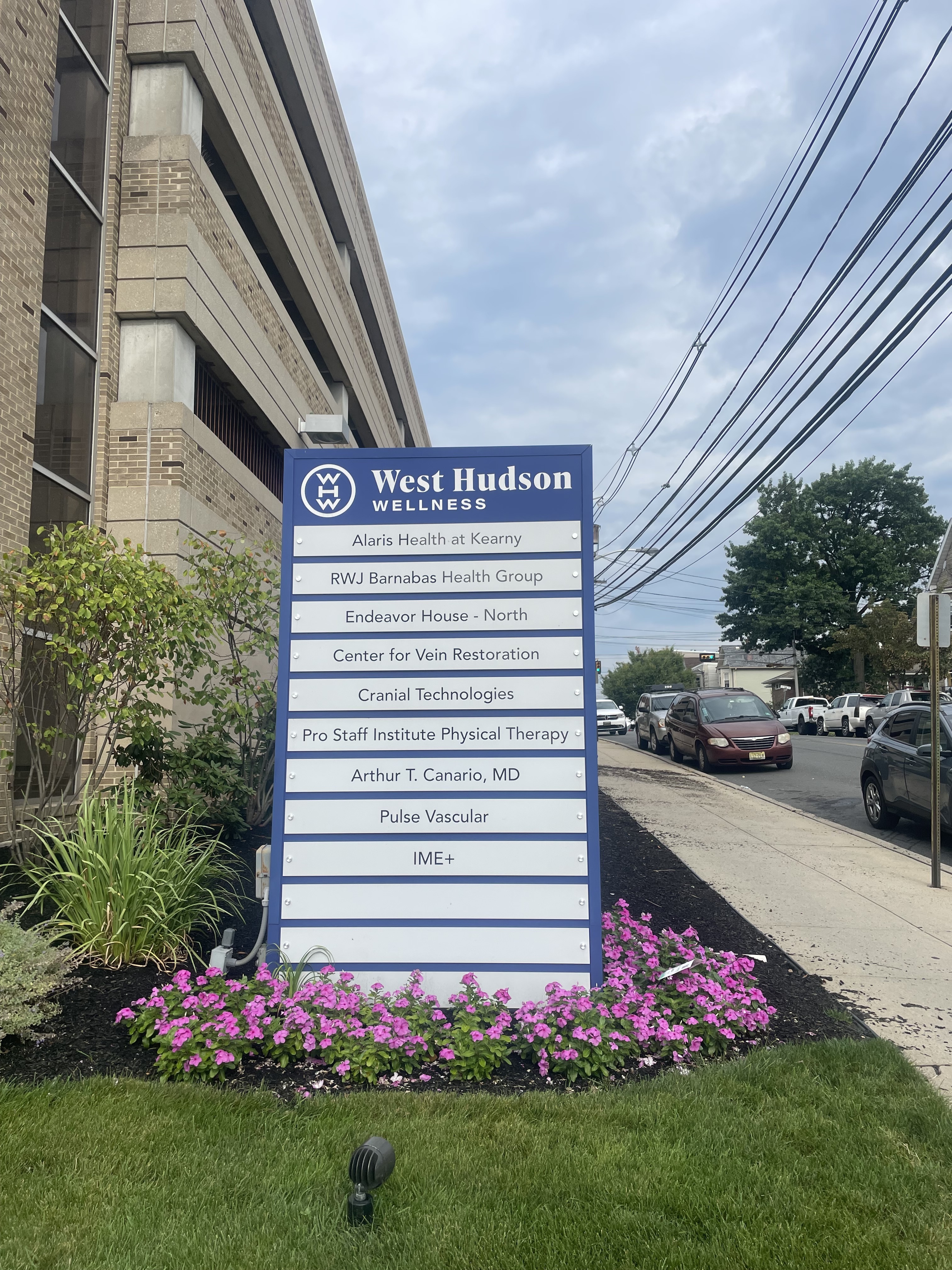 Foto del exterior en la ubicación de Kearny, Nueva Jersey, del Center for Vein Restoration que muestra el cartel con la dirección.