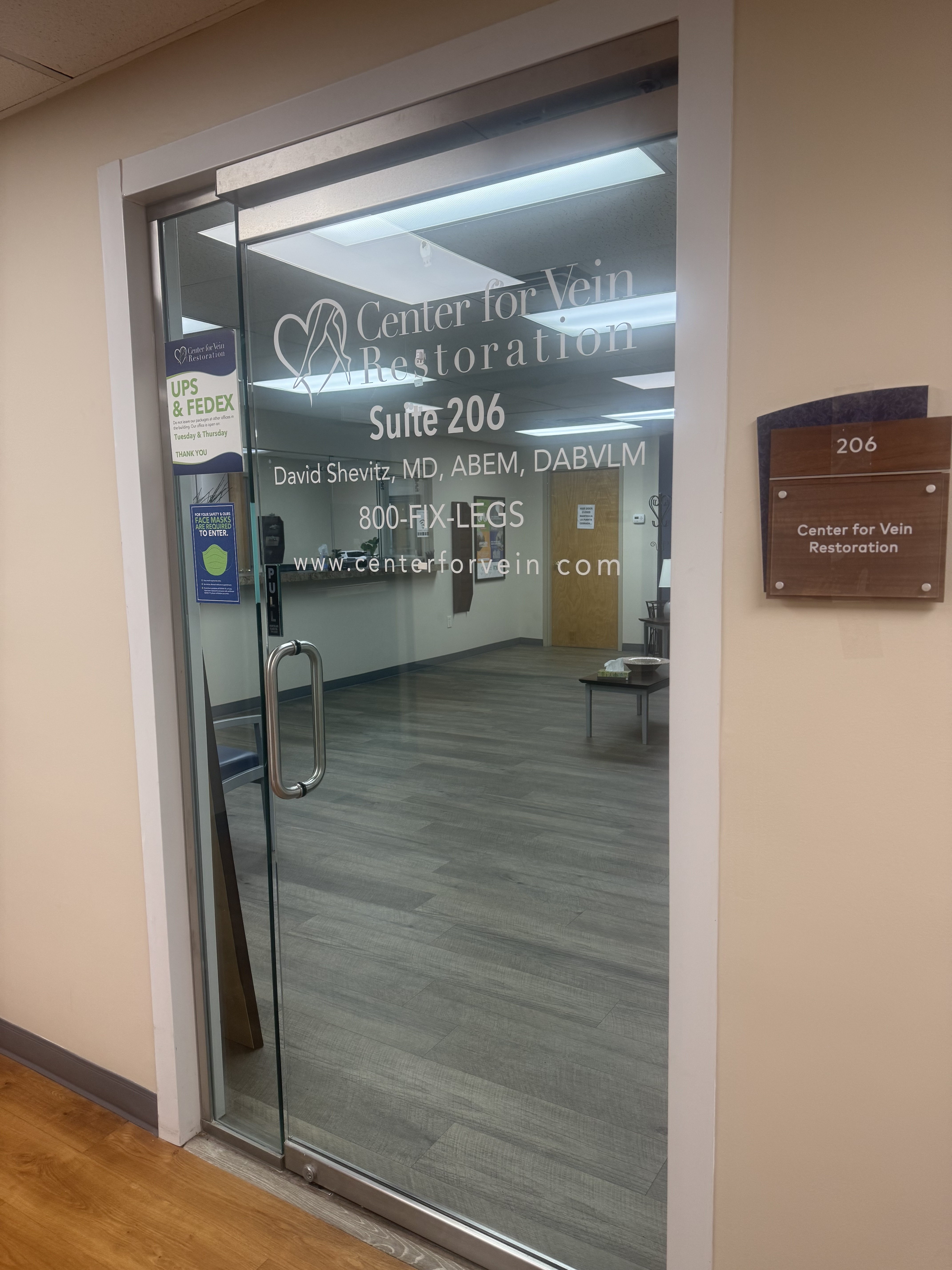 Foto del exterior en la ubicación de Kearny, Nueva Jersey, del Center for Vein Restoration que muestra la puerta principal.