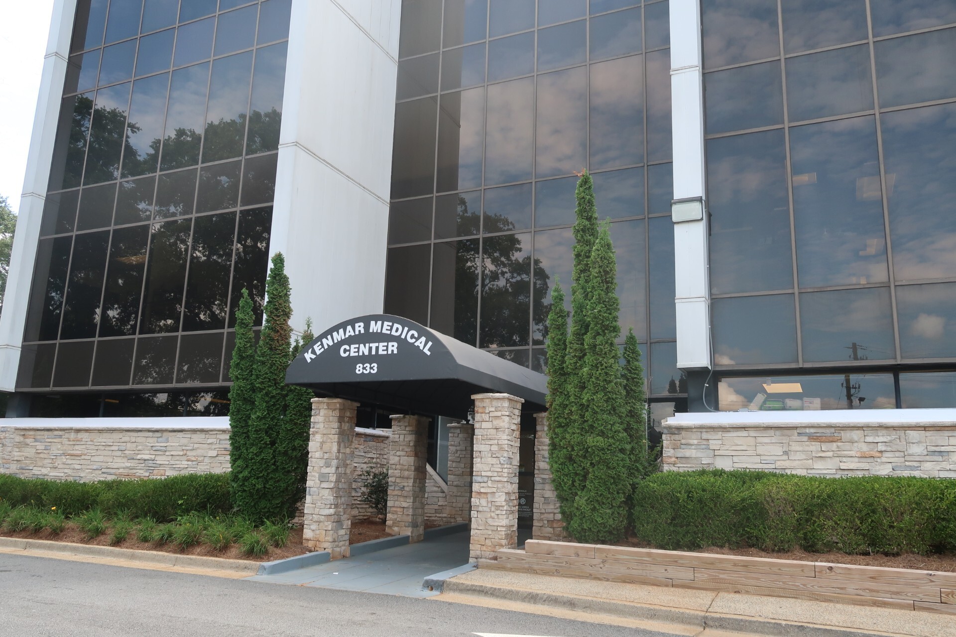 Exterior photo of the Marietta, Georgia location of center for Vein Restoration showing the outside of the building