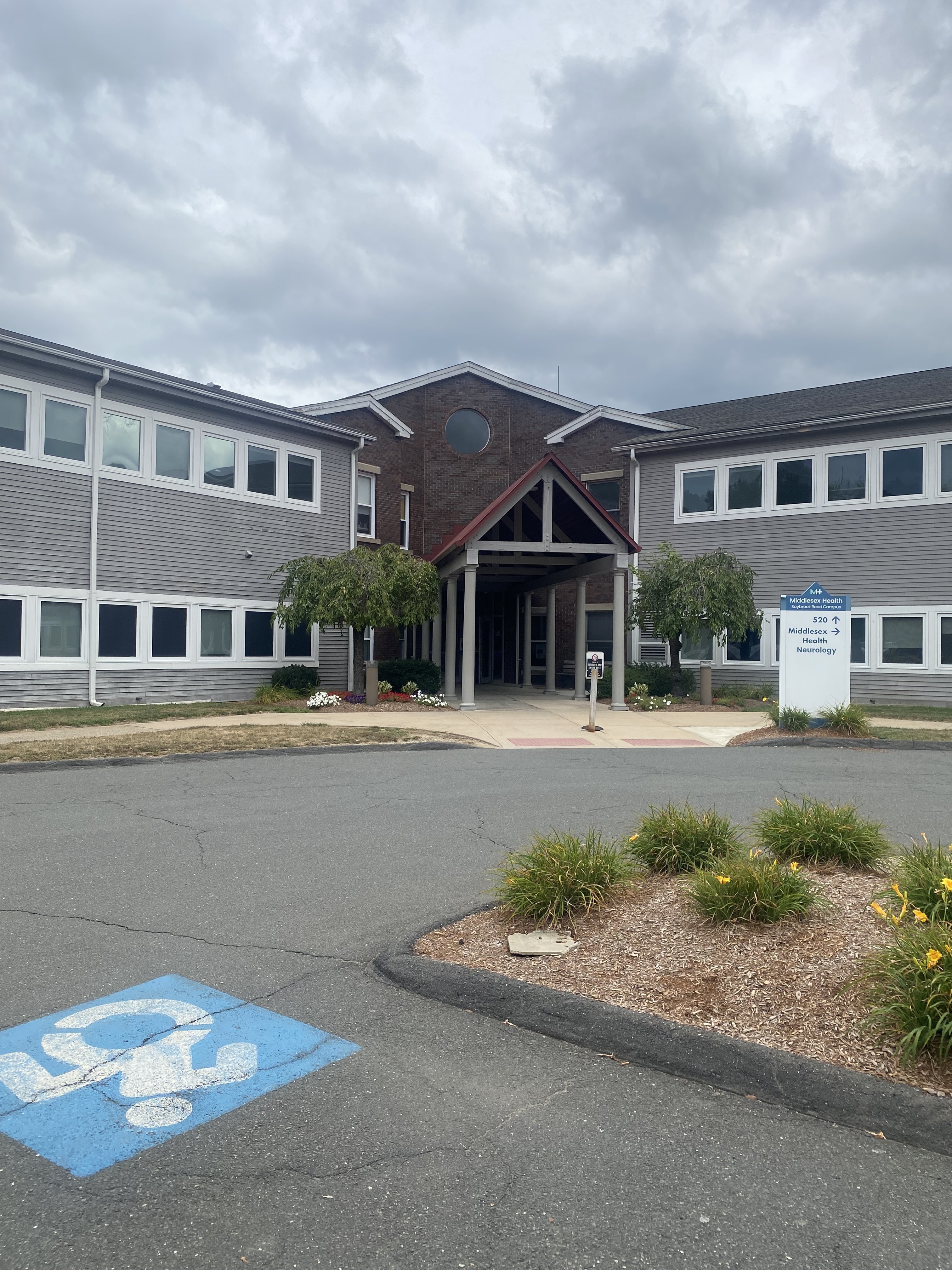 Foto exterior de la ubicación en Middletown, Connecticut, del Center for Vein Restoration que muestra el exterior del edificio.