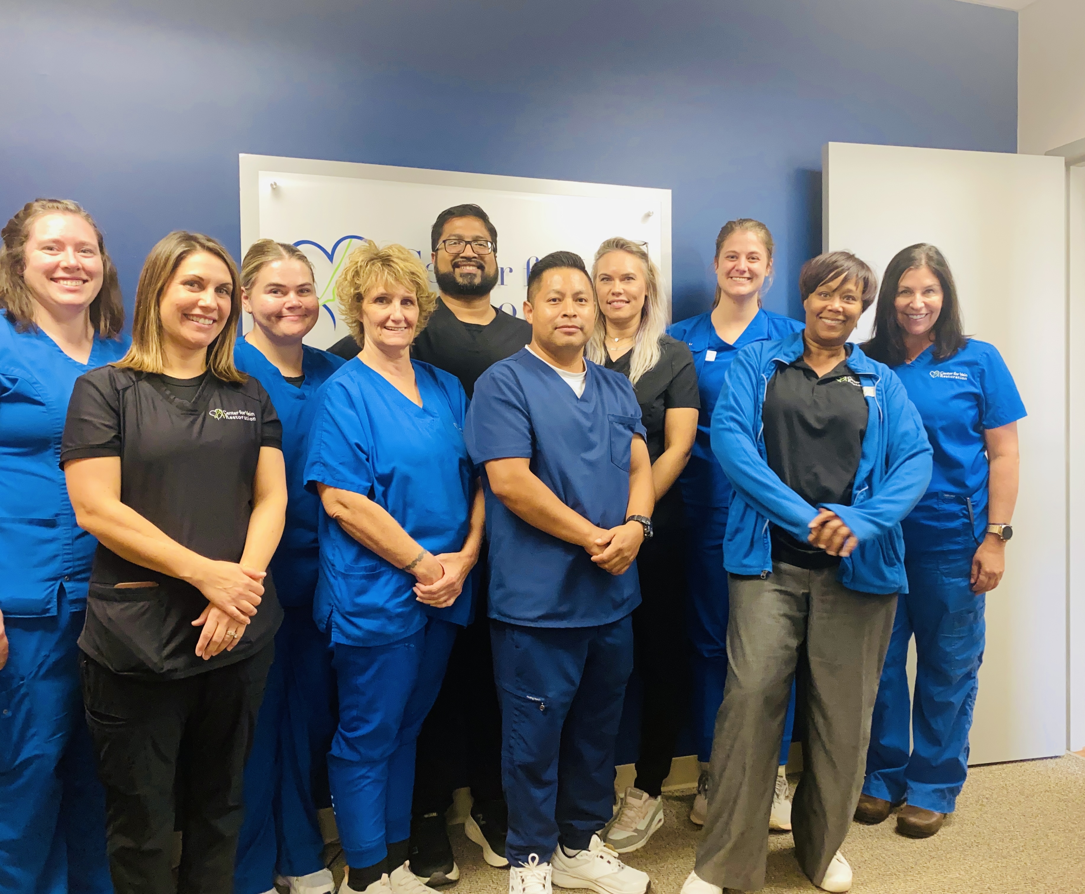Foto de grupo del equipo en la ubicación de Muskegon, Míchigan, del Center for Vein Restoration.