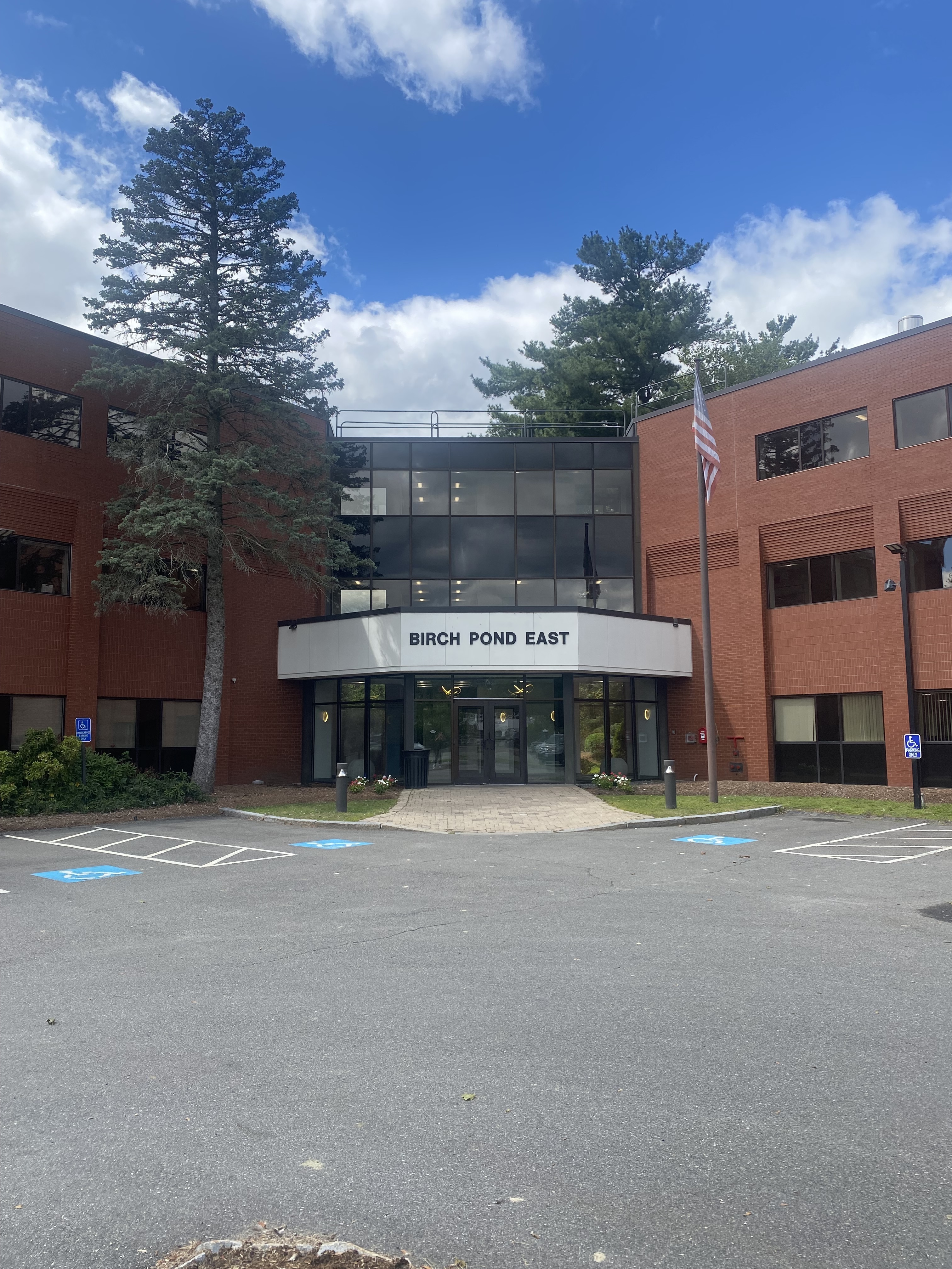 Foto del exterior del Center for Vein Restoration en Nashua, New Hampshire, que muestra el edificio.
