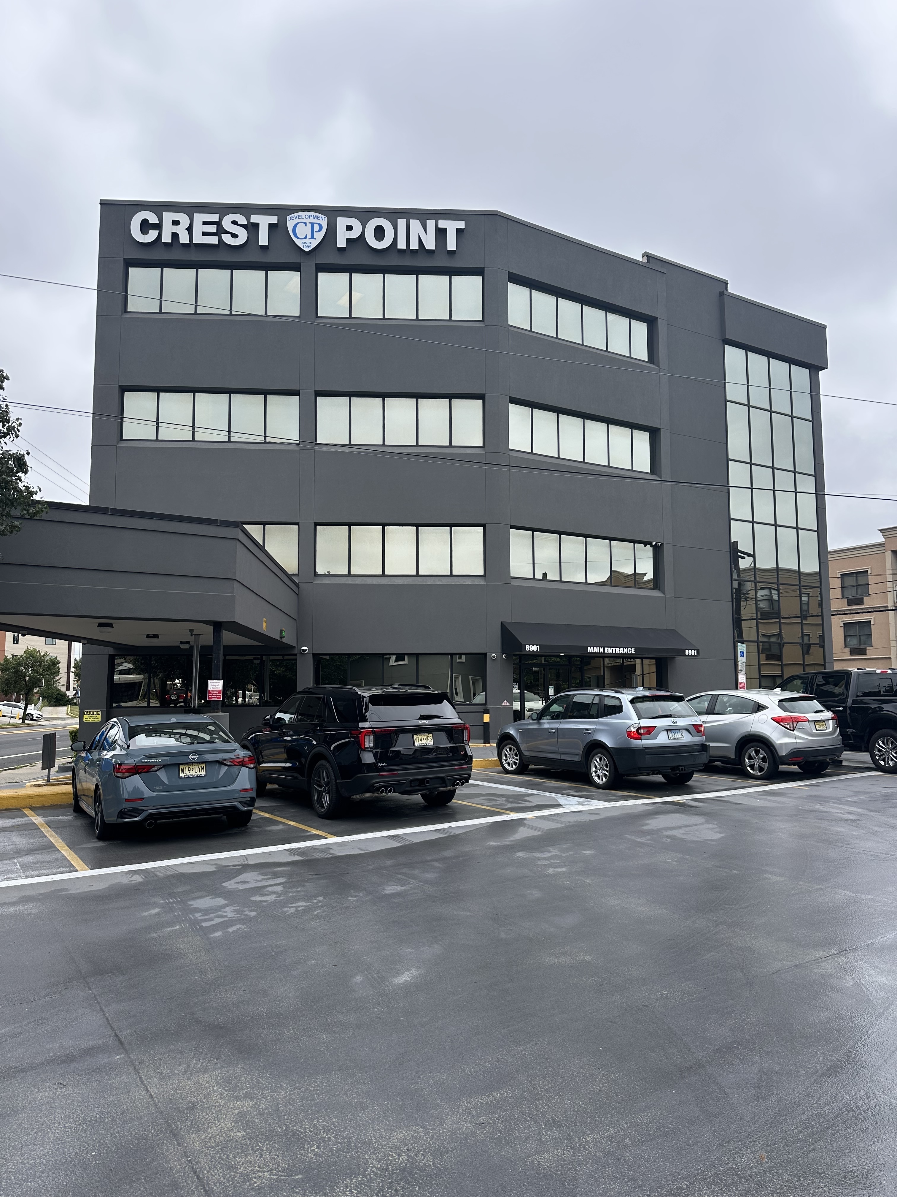 Foto del exterior del Center for Vein Restoration en North Bergen, Nueva Jersey, que muestra el exterior de la clínica.