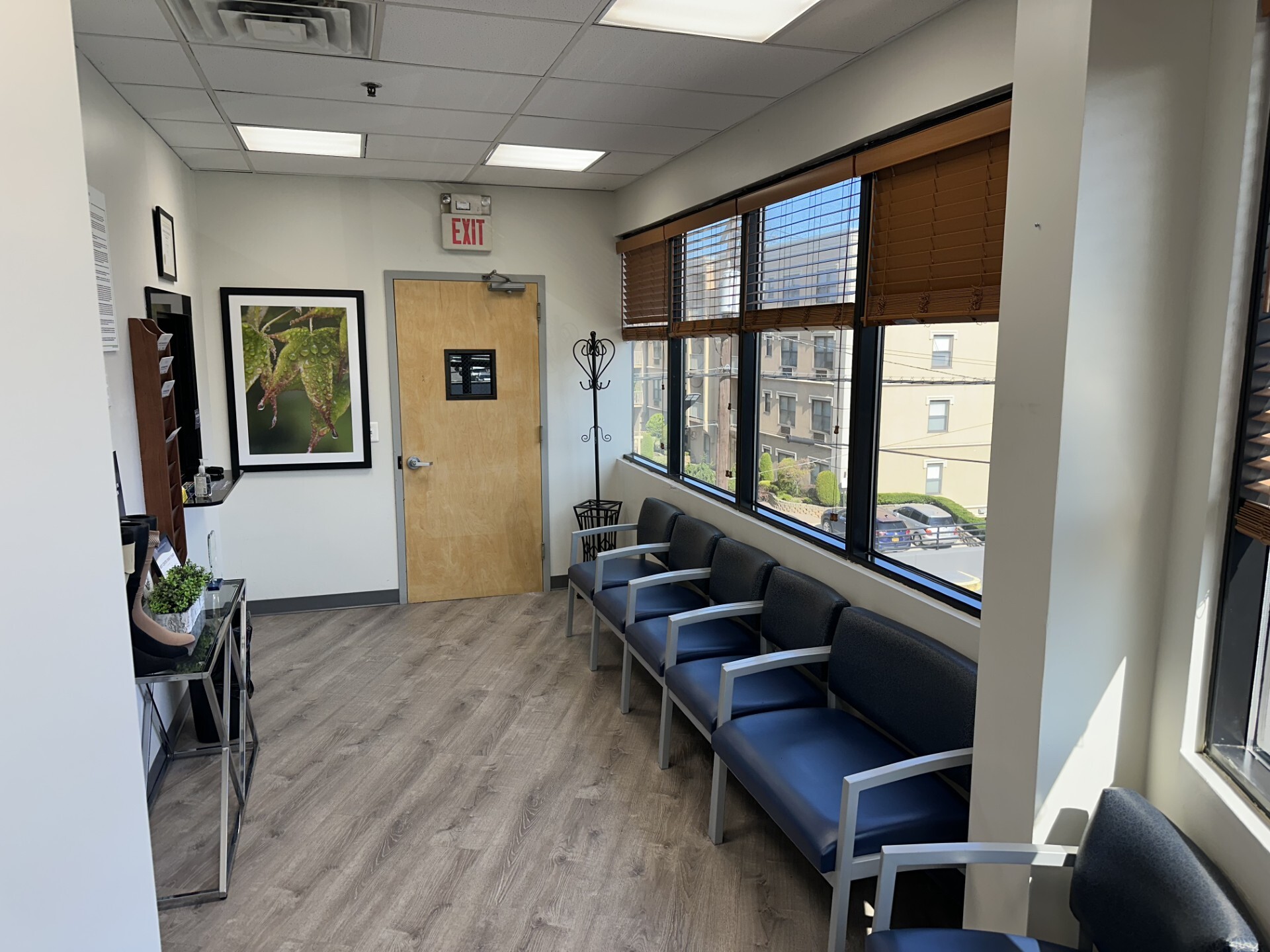 Foto del interior del Center for Vein Restoration en North Bergen, Nueva Jersey, que muestra el área de espera de la clínica.