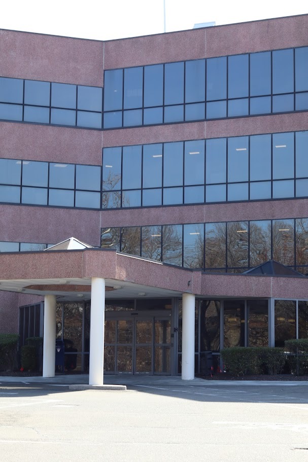 Foto exterior de la sede del Center for Vein Restoration en Norwalk, Connecticut, que muestra la puerta principal.