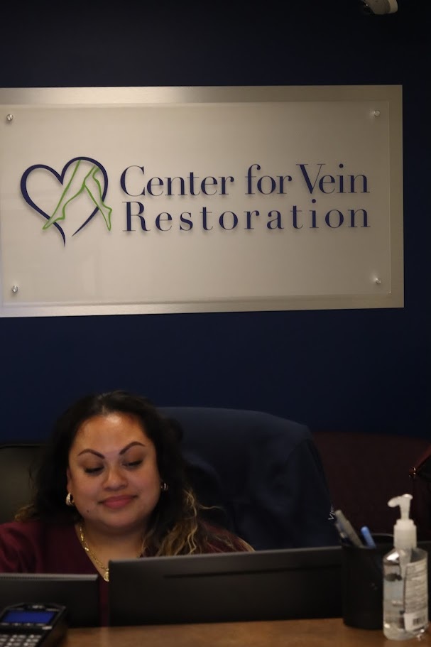 Foto del interior de la sede del Center for Vein Restoration en Norwalk, Connecticut, que muestra la recepción.