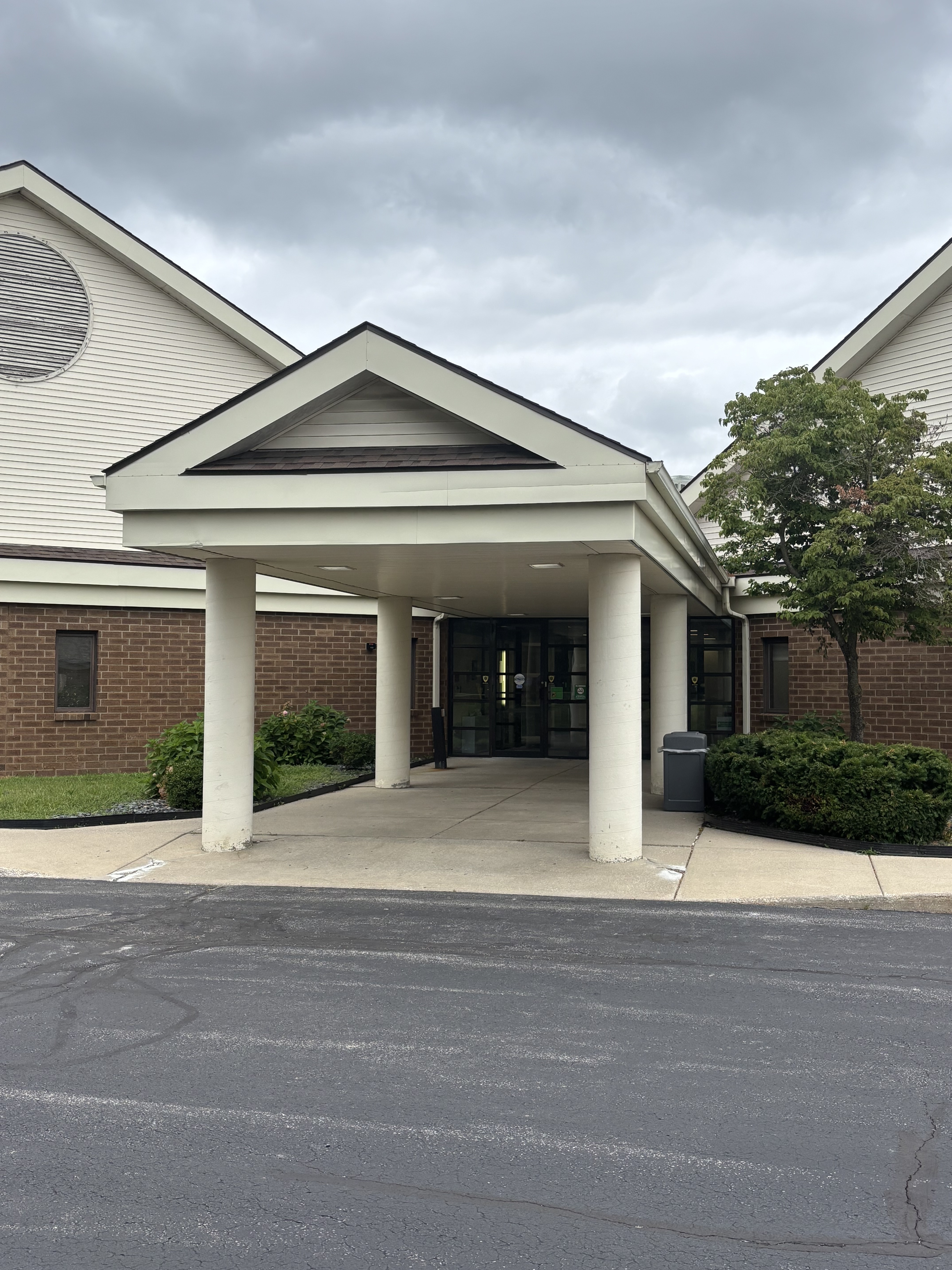 Foto exterior de la ubicación en Oregon, Ohio, del Center for Vein Restoration que muestra el exterior del edificio.