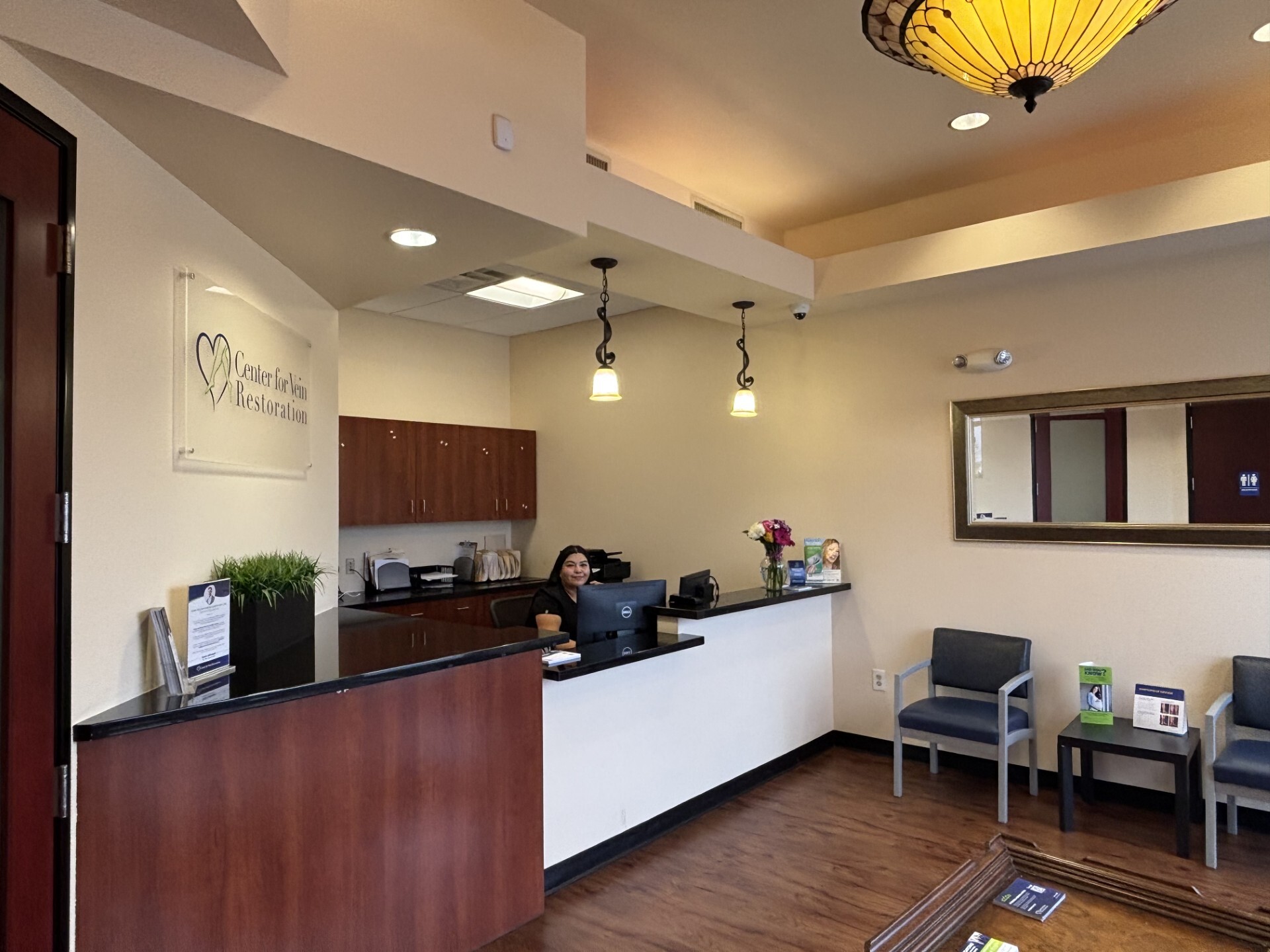 Foto interior de la ubicación en Phoenix, Arizona, del Center for Vein Restoration que muestra el mostrador de recepción.