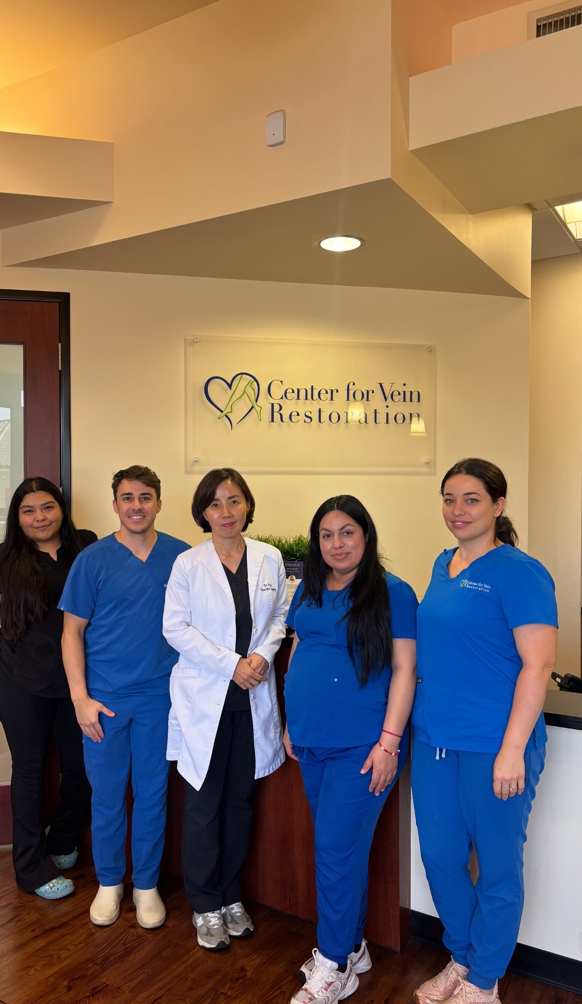 Foto de grupo del equipo en la ubicación de Phoenix, Arizona, del Center for Vein Restoration.