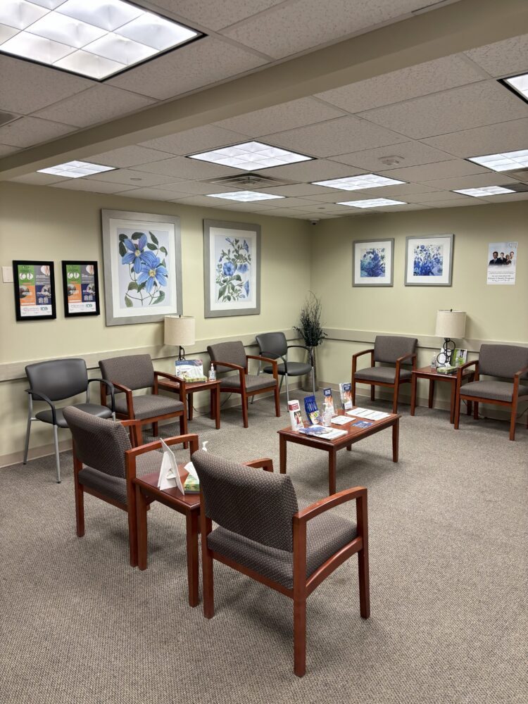 Foto interior de la ubicación en Pelham, Nueva York, del Center for Vein Restoration que muestra el área de espera.
