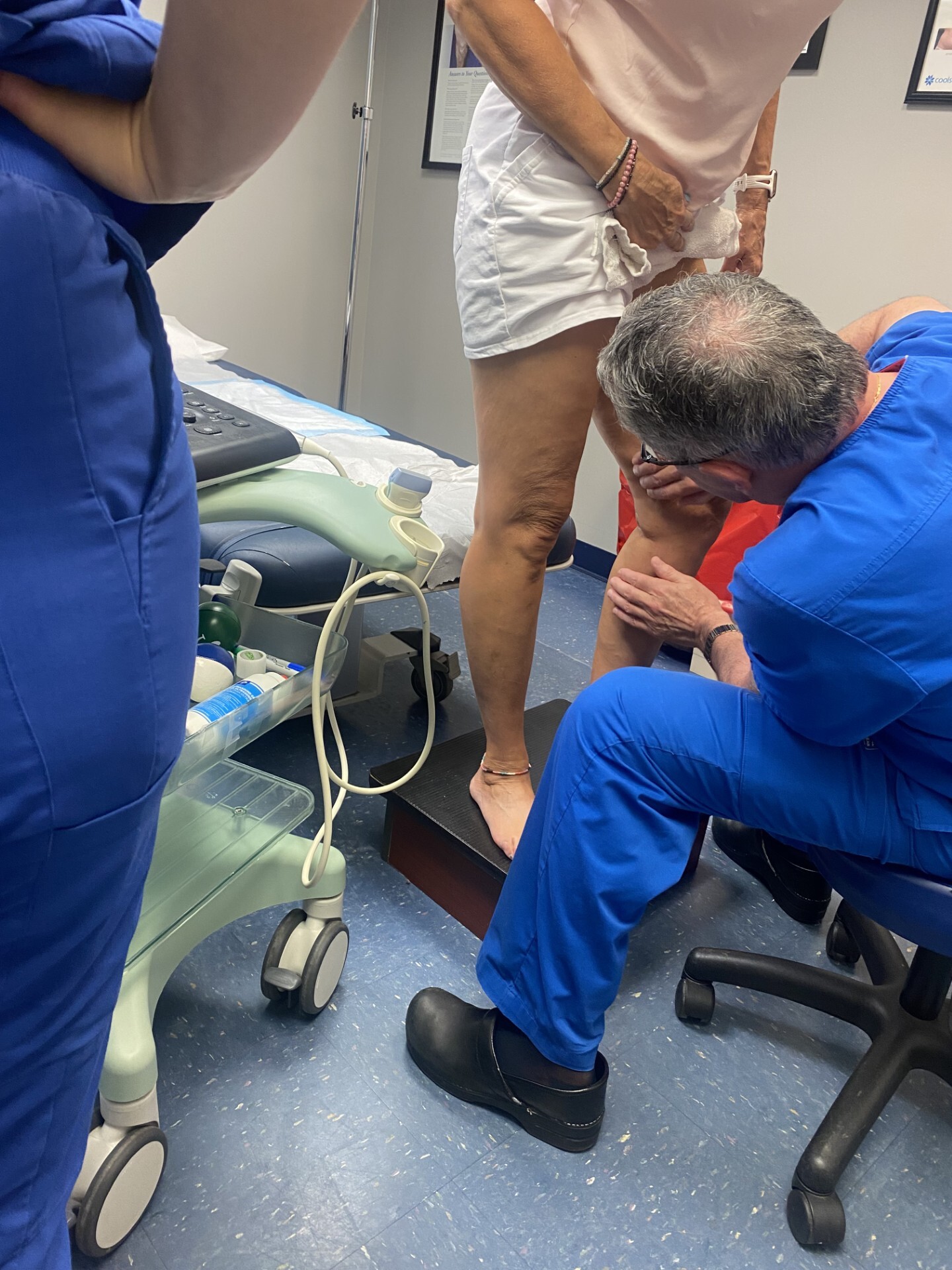 Foto del tratamiento en el Center for Vein Restoration en Nashua, New Hampshire, que muestra el procedimiento.