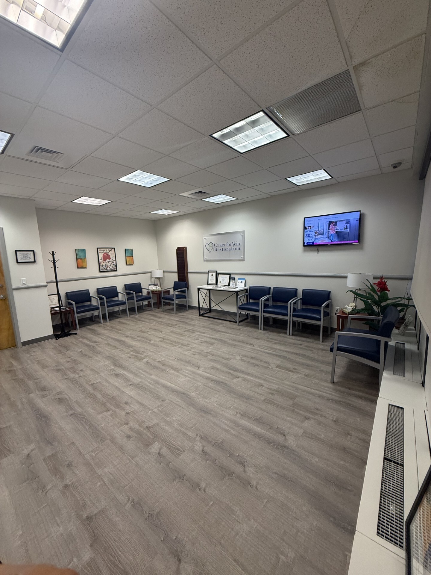 Foto interior de la ubicación en Scarsdale, Nueva York, del Center for Vein Restoration que muestra el área de espera.