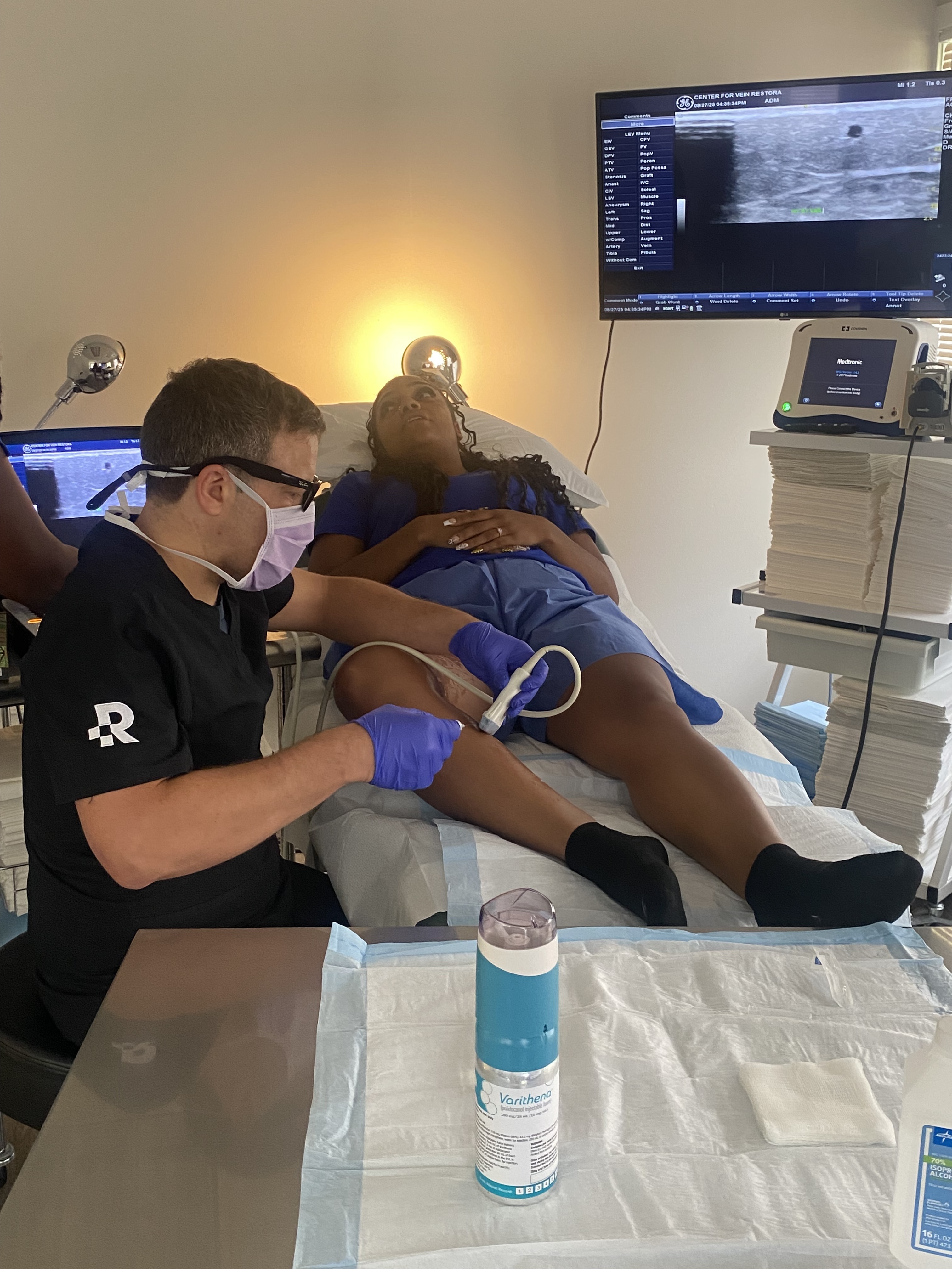 Foto interior de la sede de South Windsor, CT de Center for Vein Restoration que muestra al doctor trabajando con un paciente