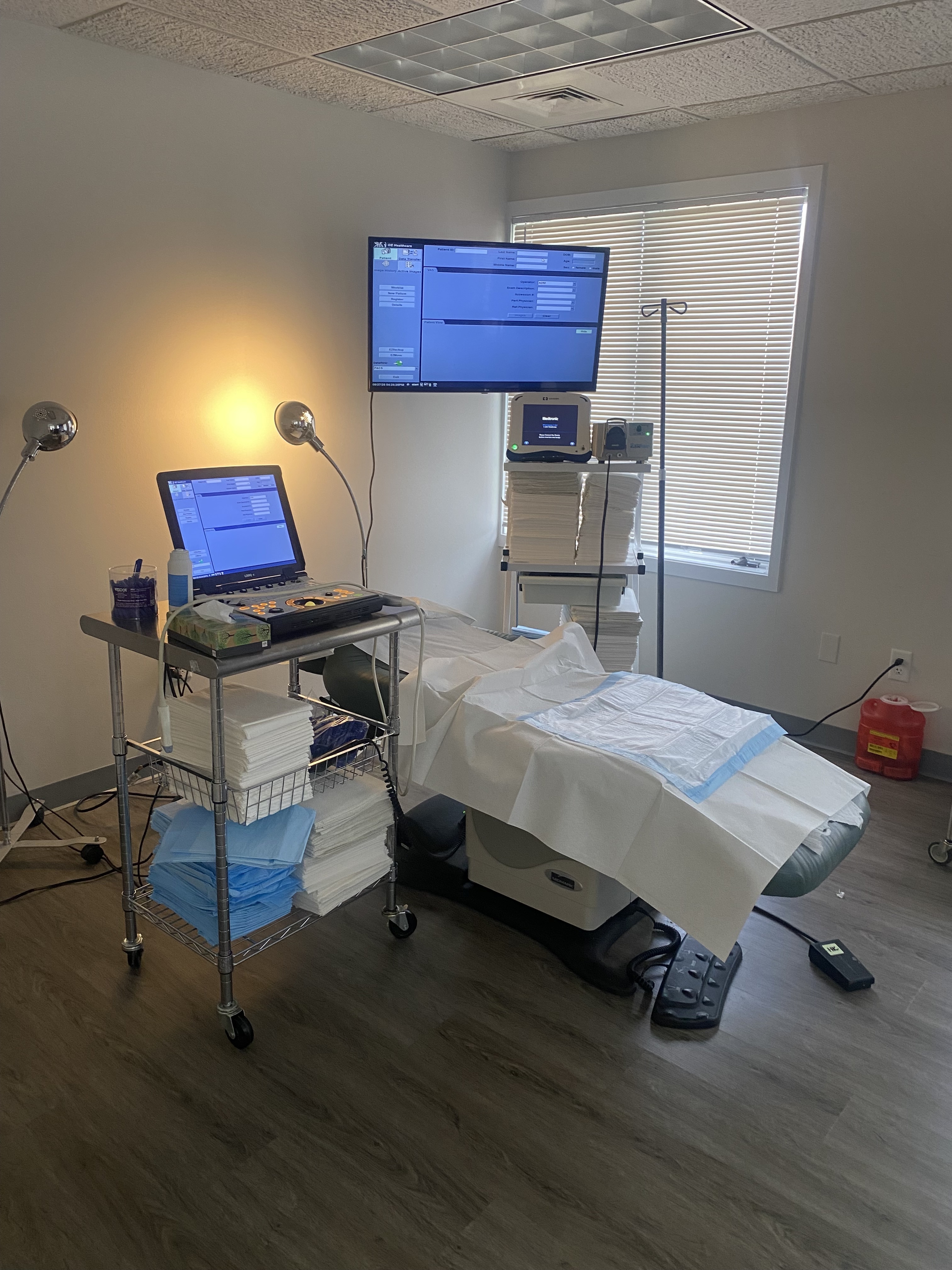 Foto interior de la sede de South Windsor, CT de Center for Vein Restoration que muestra la sala de operaciones