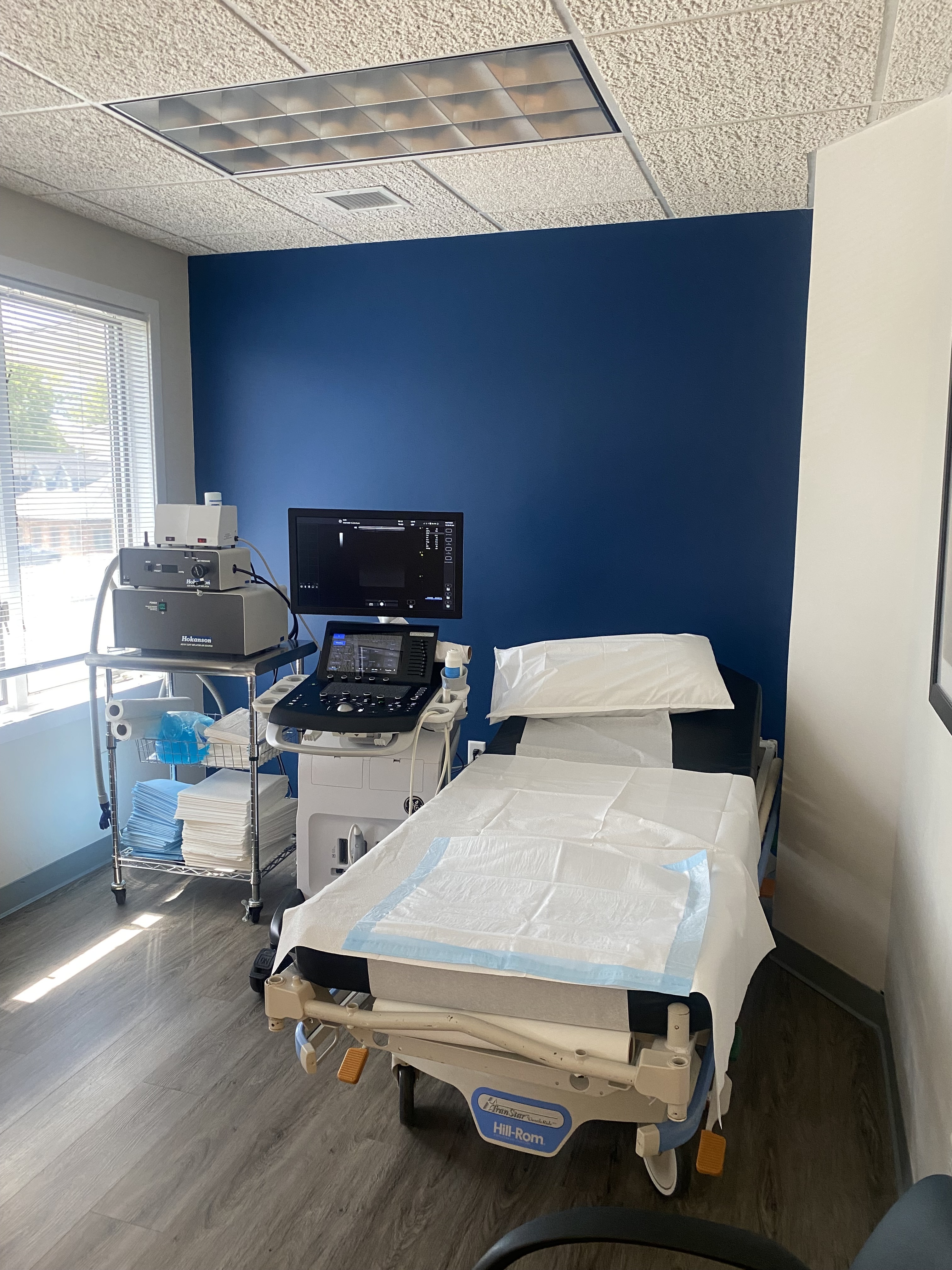 ChatGPT said:  Foto interior de la sede de South Windsor, CT de Center for Vein Restoration que muestra una sala de examen