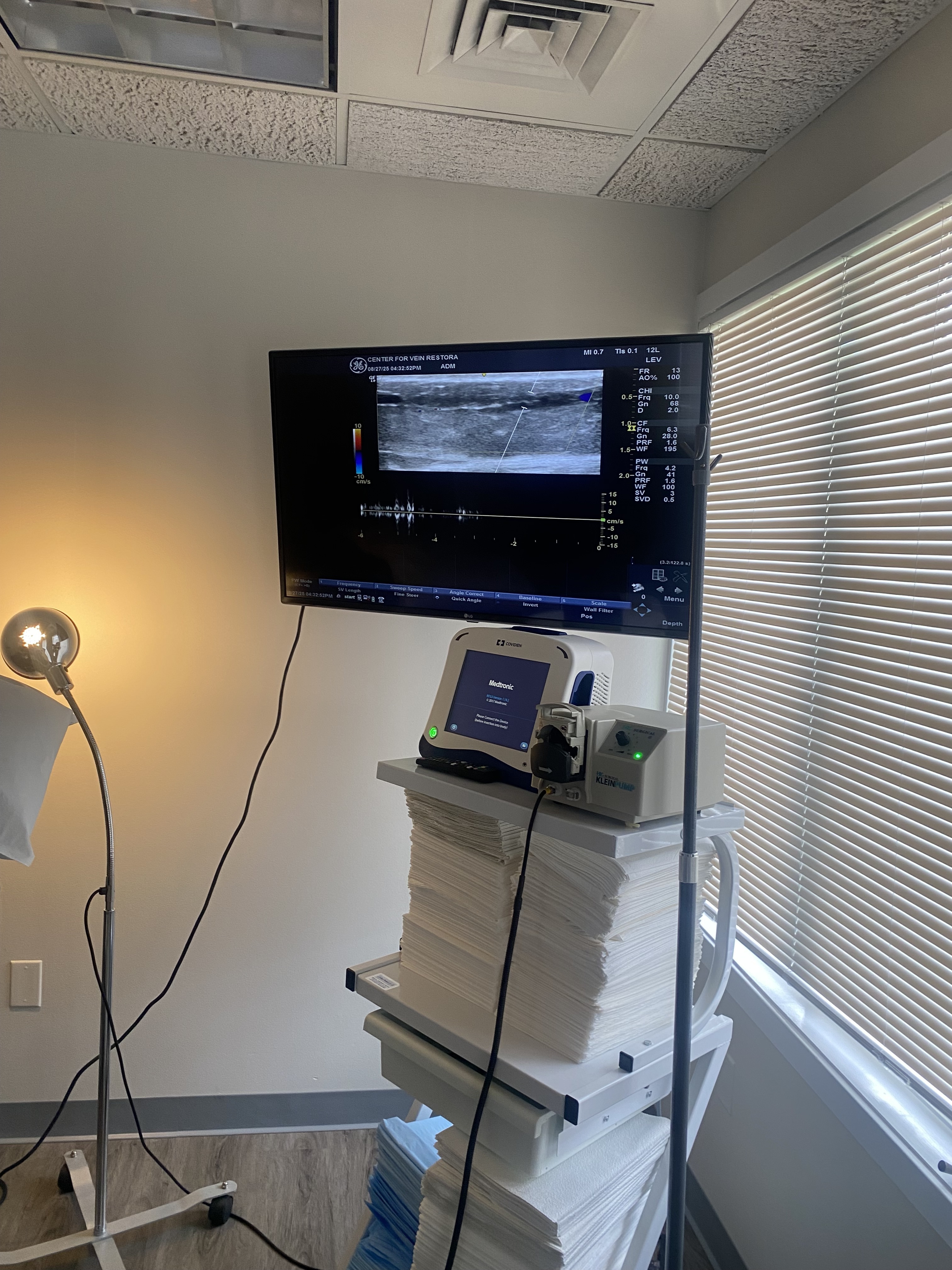 Foto interior de la sede de South Windsor, CT de Center for Vein Restoration que muestra el monitor de examen