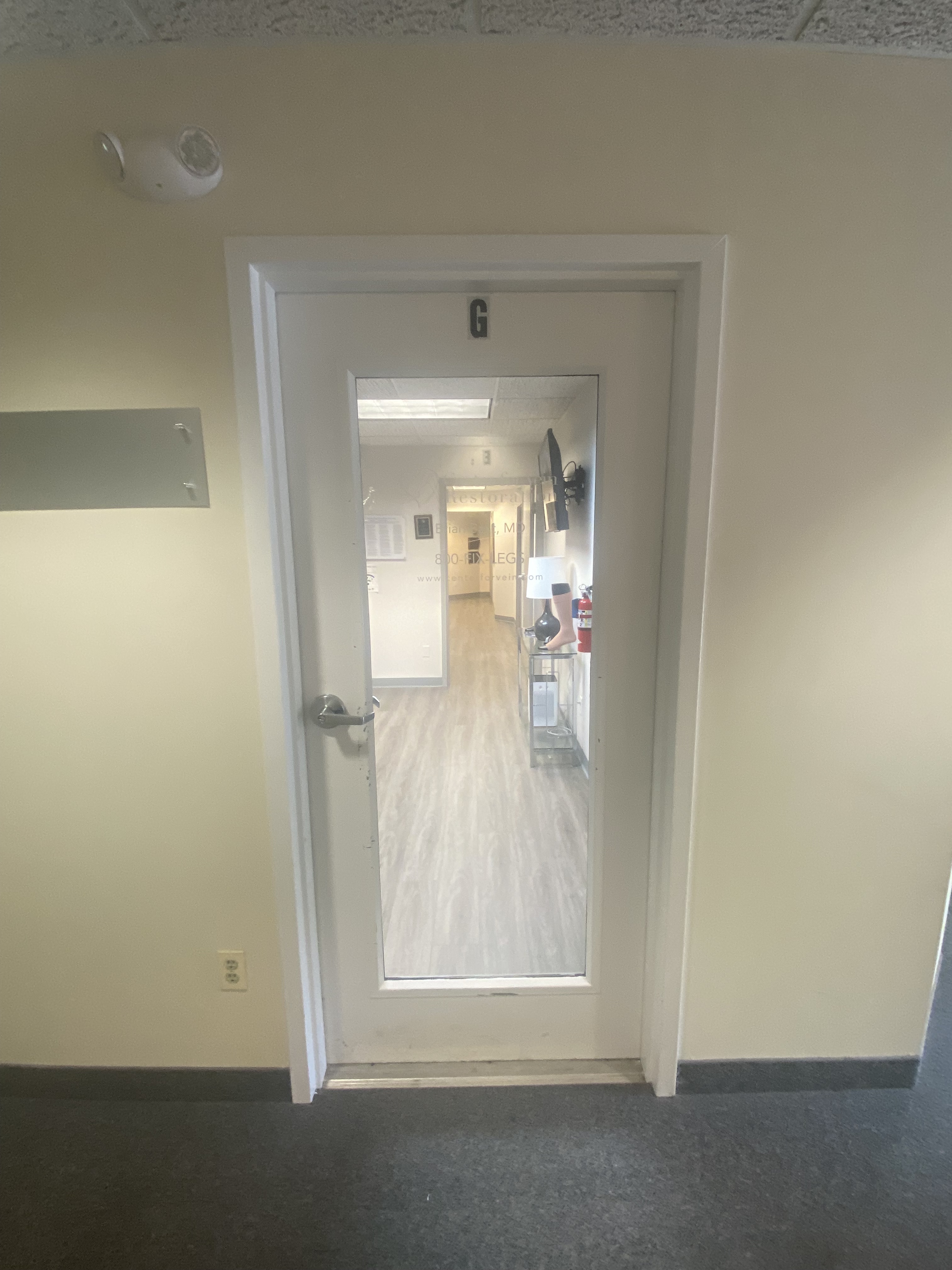 Foto interior de la sede de South Windsor, CT de Center for Vein Restoration que muestra la puerta principal de la oficina