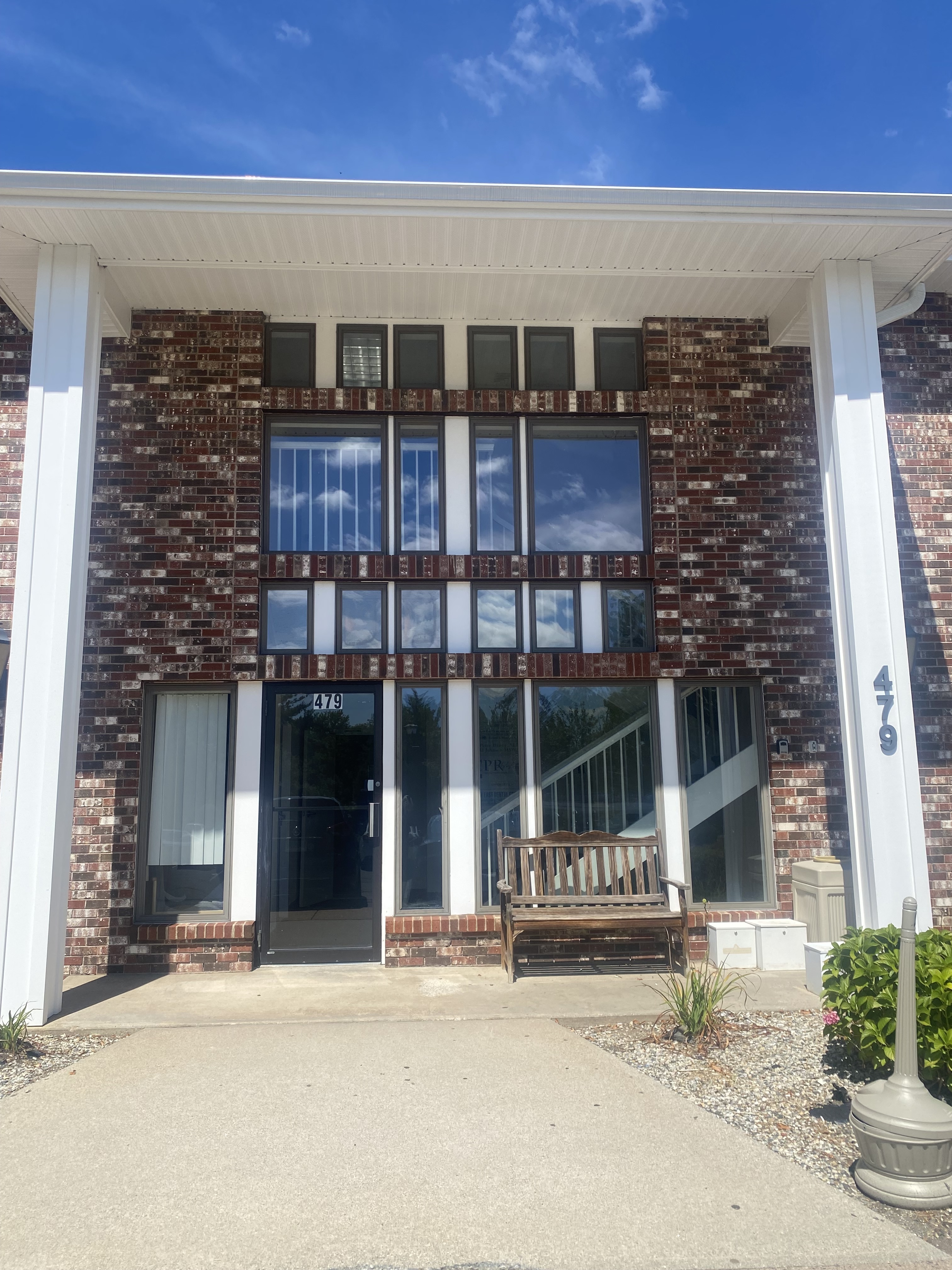 Vista exterior de la sede de South Windsor, CT de Center for Vein Restoration que muestra la entrada principal del edificio