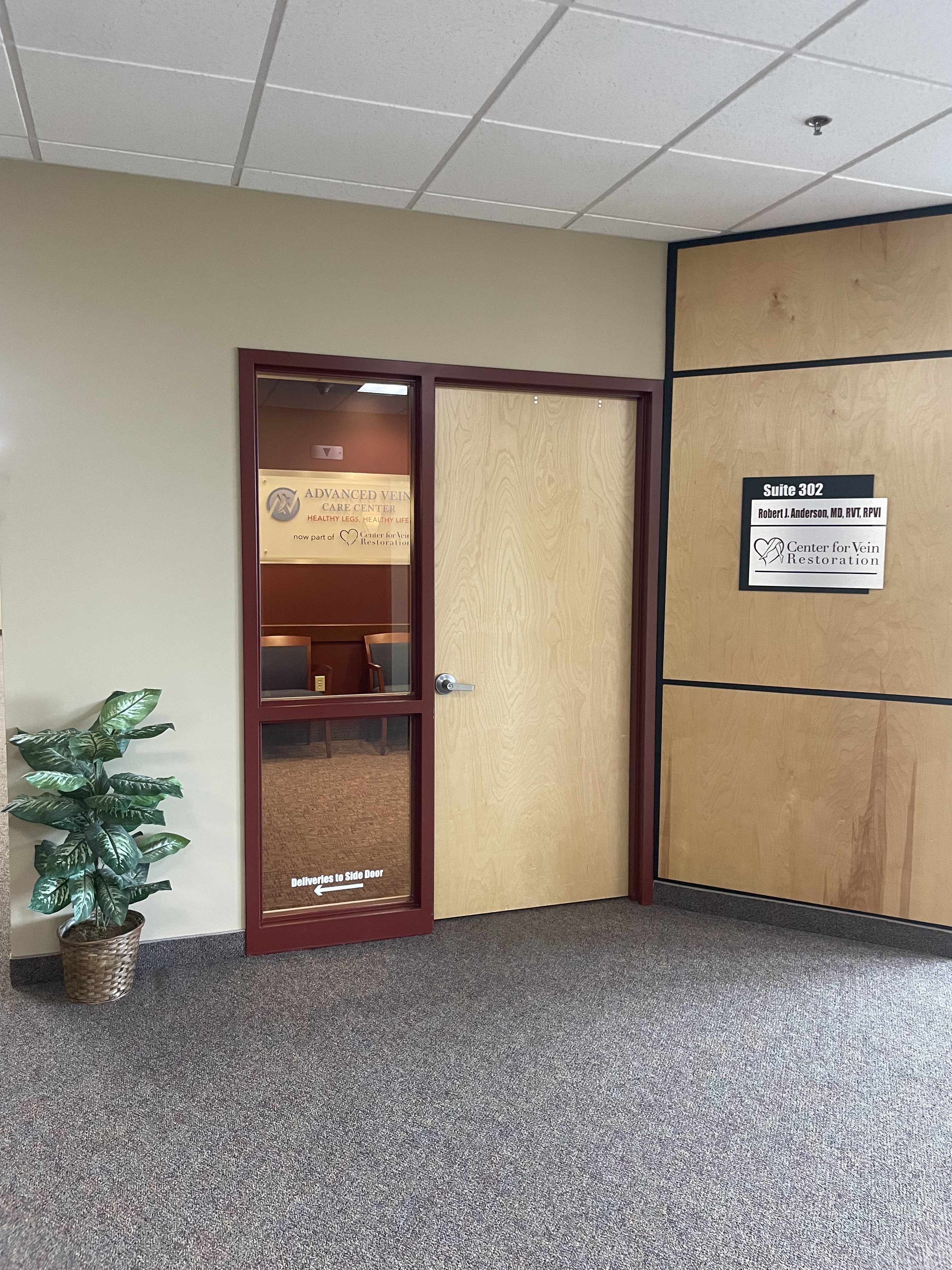 Foto del interior en la ubicación de Springfield, Massachusetts, del Center for Vein Restoration que muestra la puerta principal.